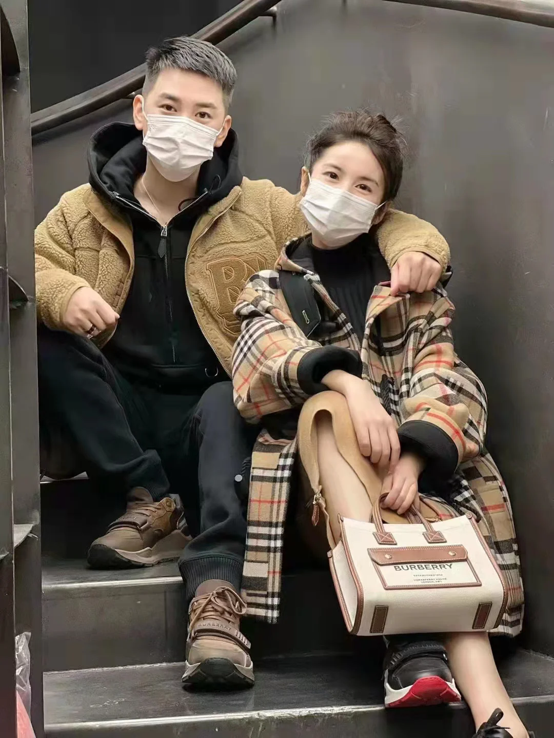 Сумка Burberry Freya — коричневая — изображение человека, который её носит.