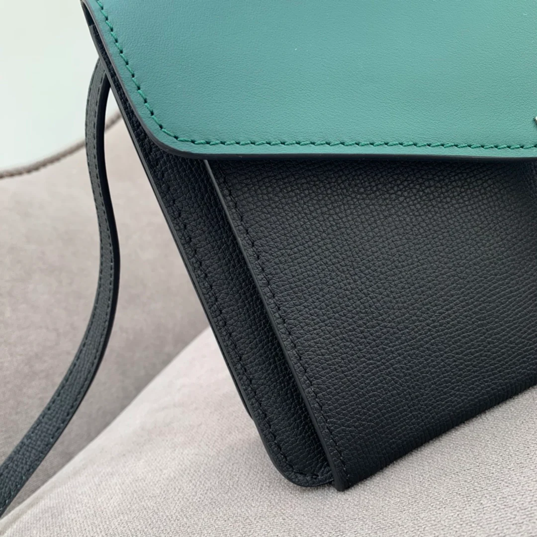 Новинка 2022 года от Burberry - Сумка через плечо с дизайном в стиле колор-блок.