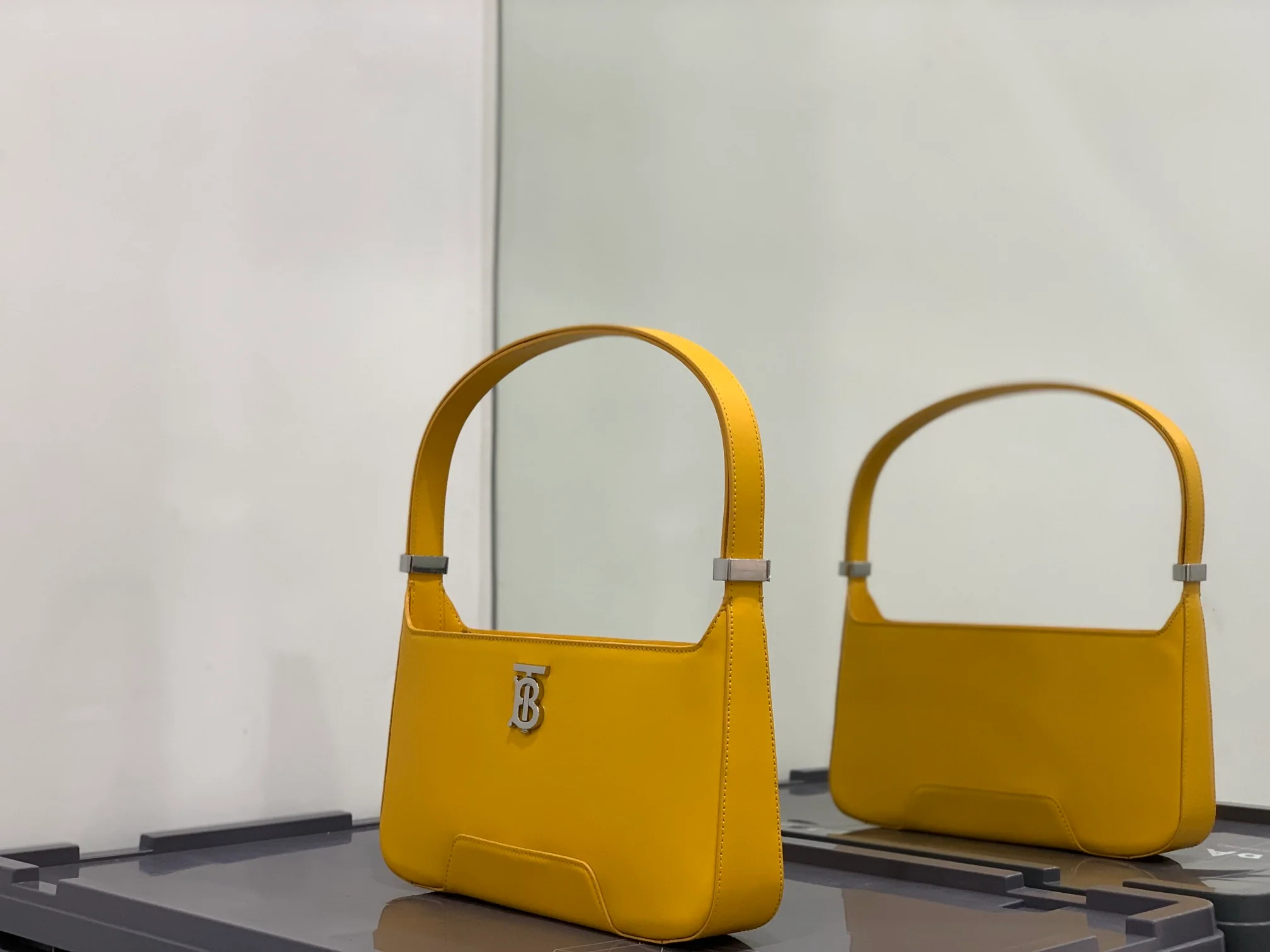 Новая сумка через плечо Burberry TB — желтая.