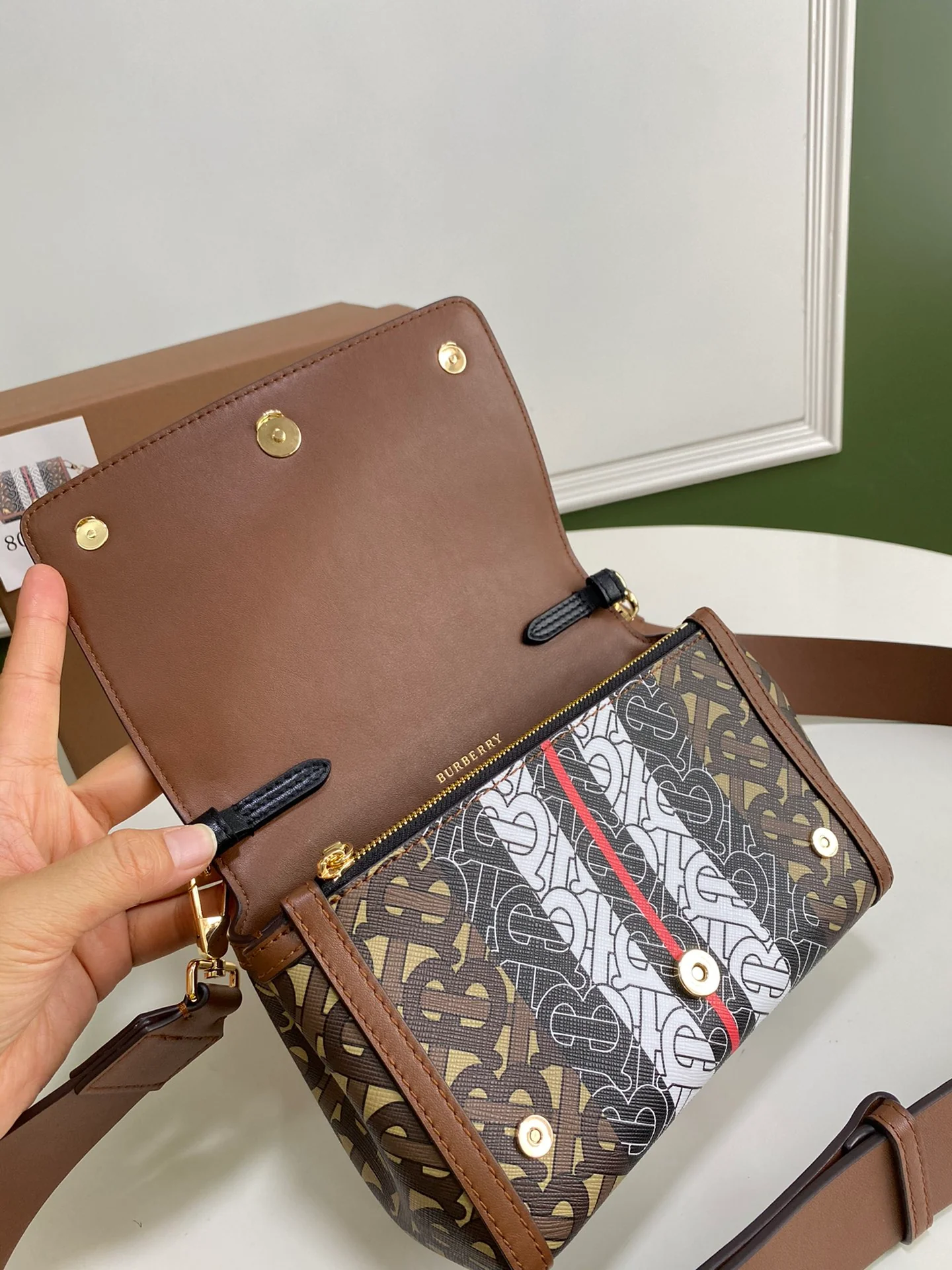 Новейшая сумка через плечо от Burberry 2020 года.