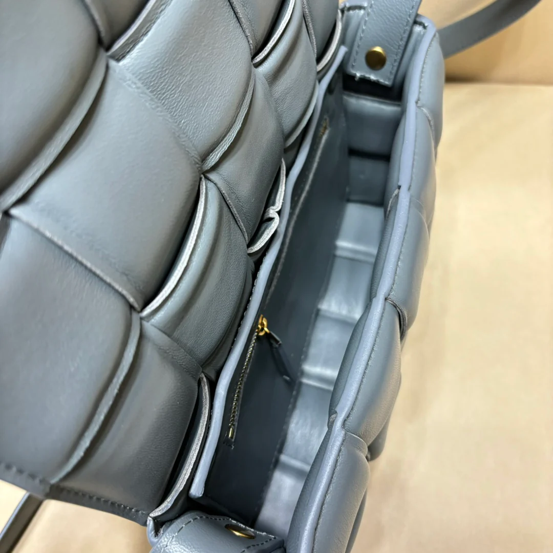 Двусторонняя плетеная сумка через плечо BV - сине-серая