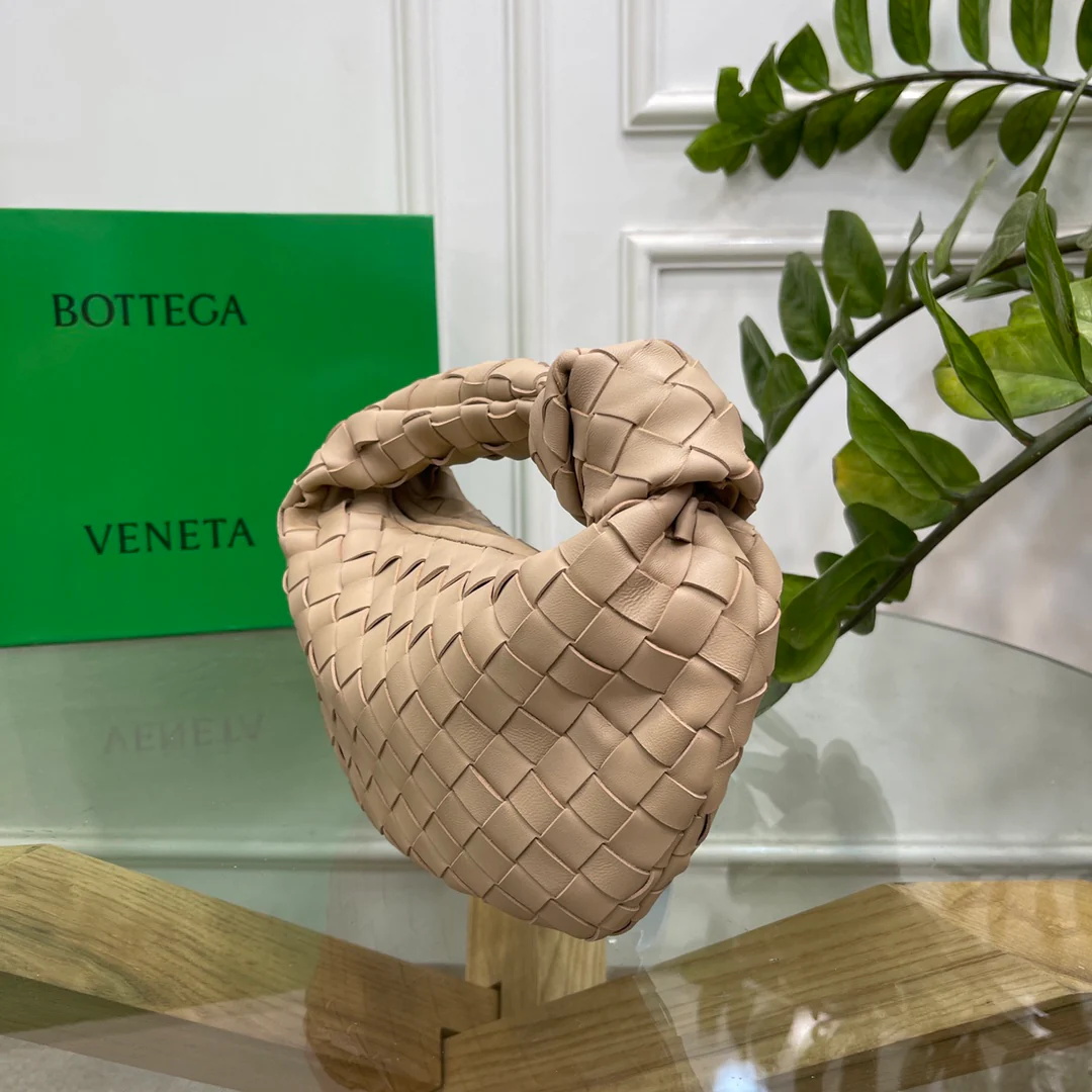 Плетеная круглая сумка-хобо BV Jodie с узлом - 27x22x3 см