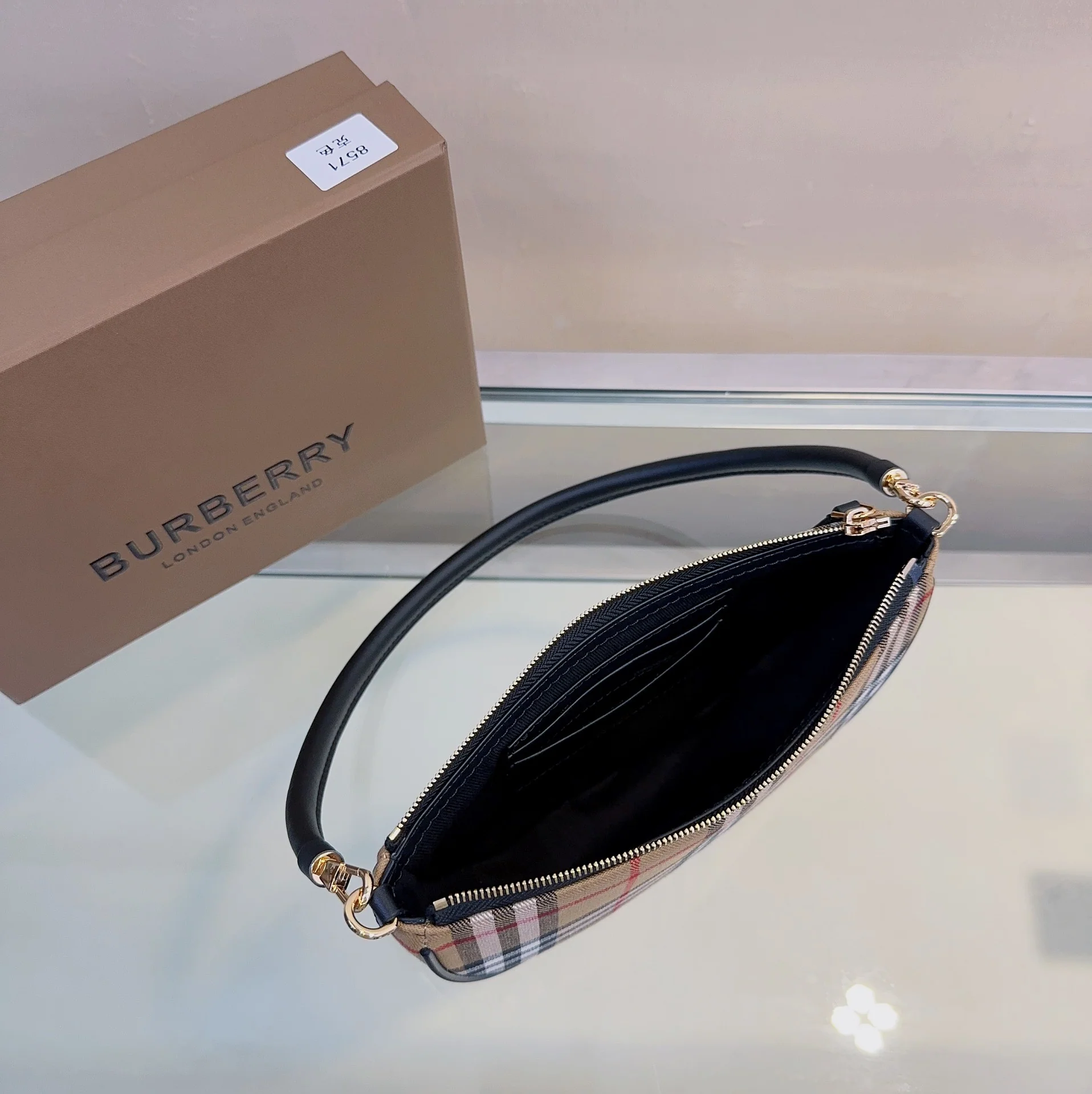 Сумка-клатч Burberry Olympia Pouch под мышкой