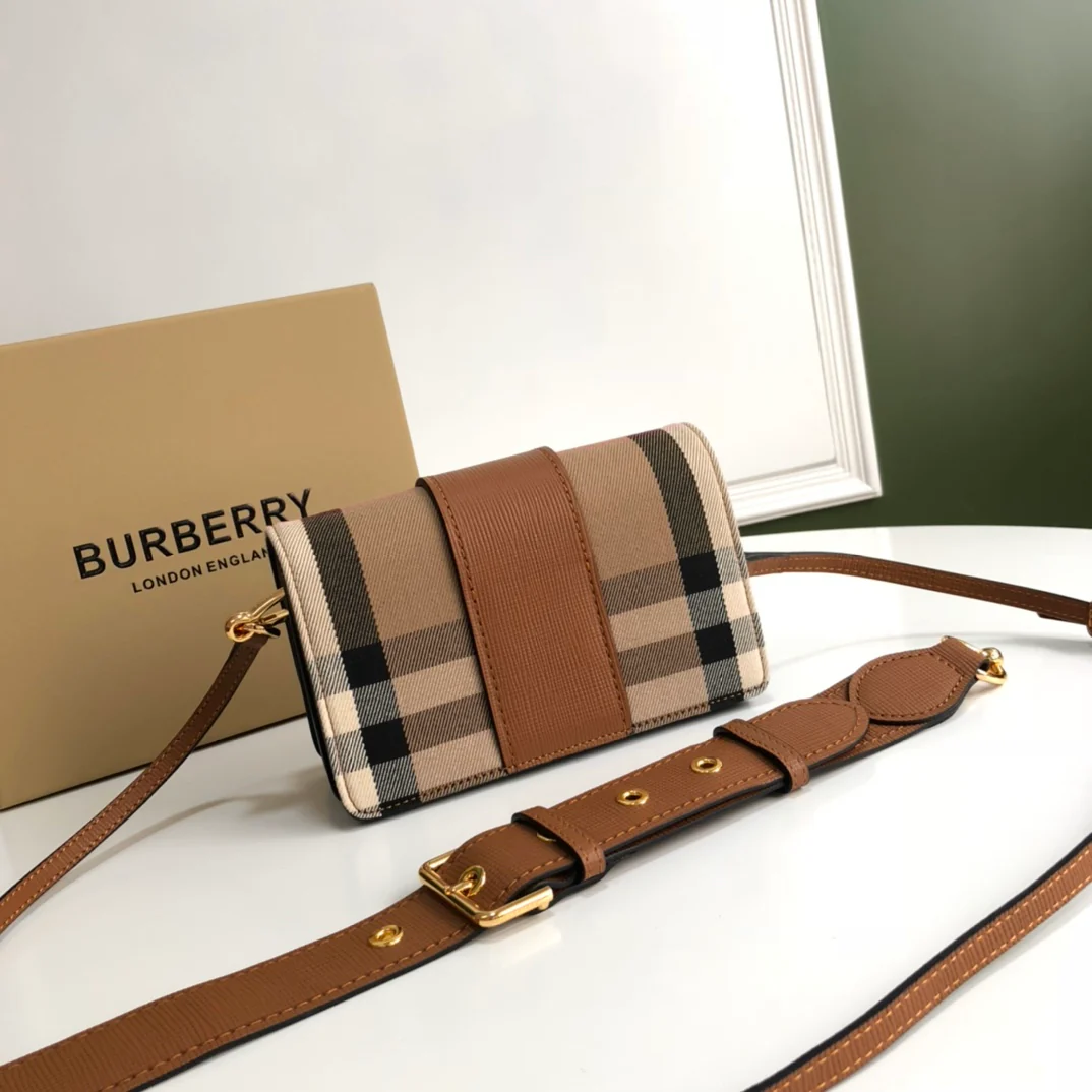 Сумка Burberry The Buckle Bag - коричневая.