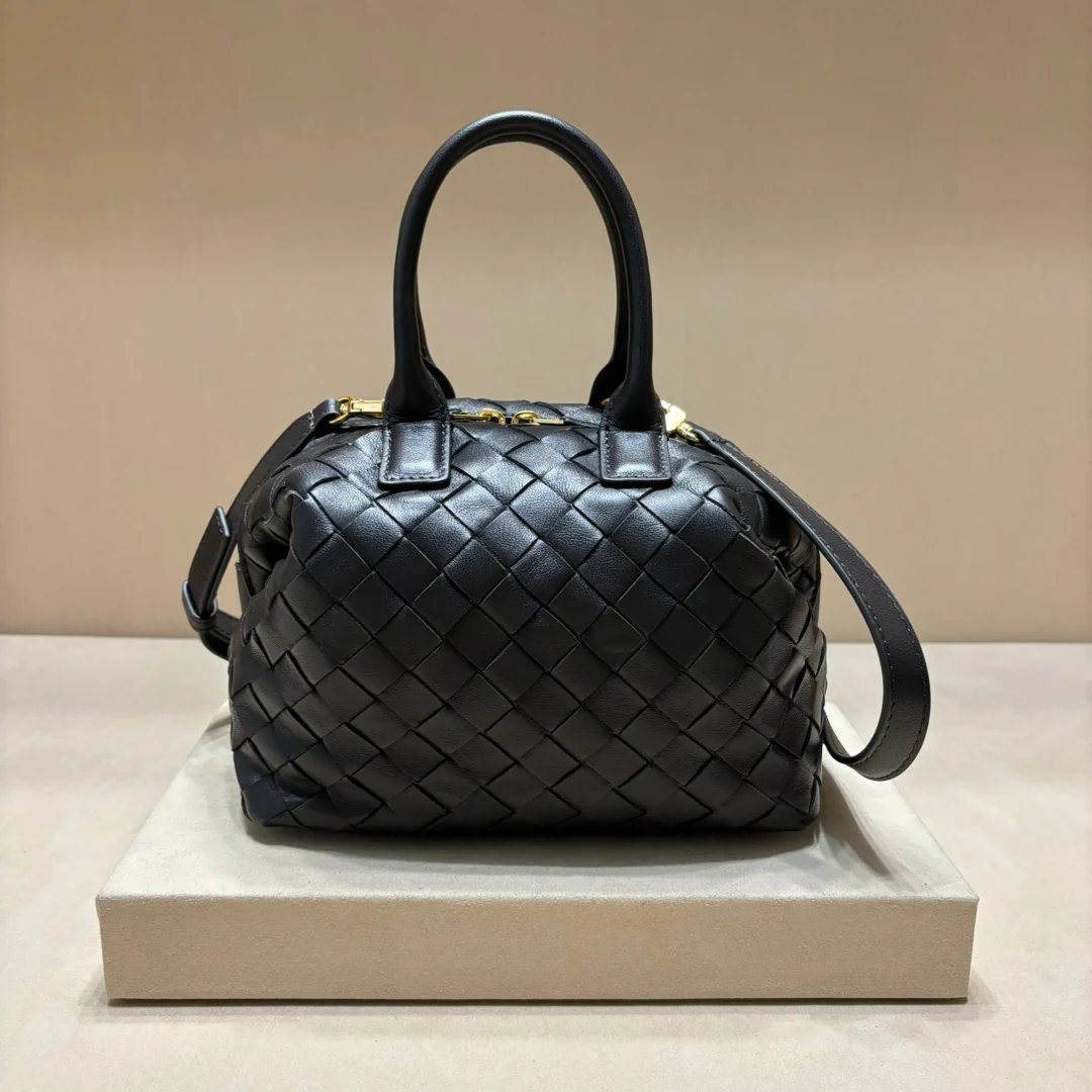 Сумка для боулинга BV Intrecciato из плетеной кожи - черная