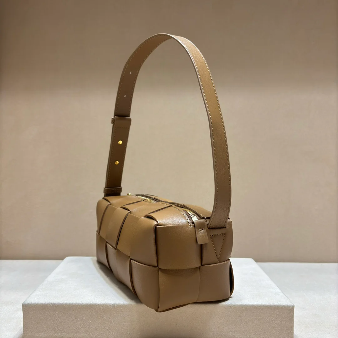 Большая плетеная сумка через плечо BV Brick Cassette в клетку - розовая - 1 шт.