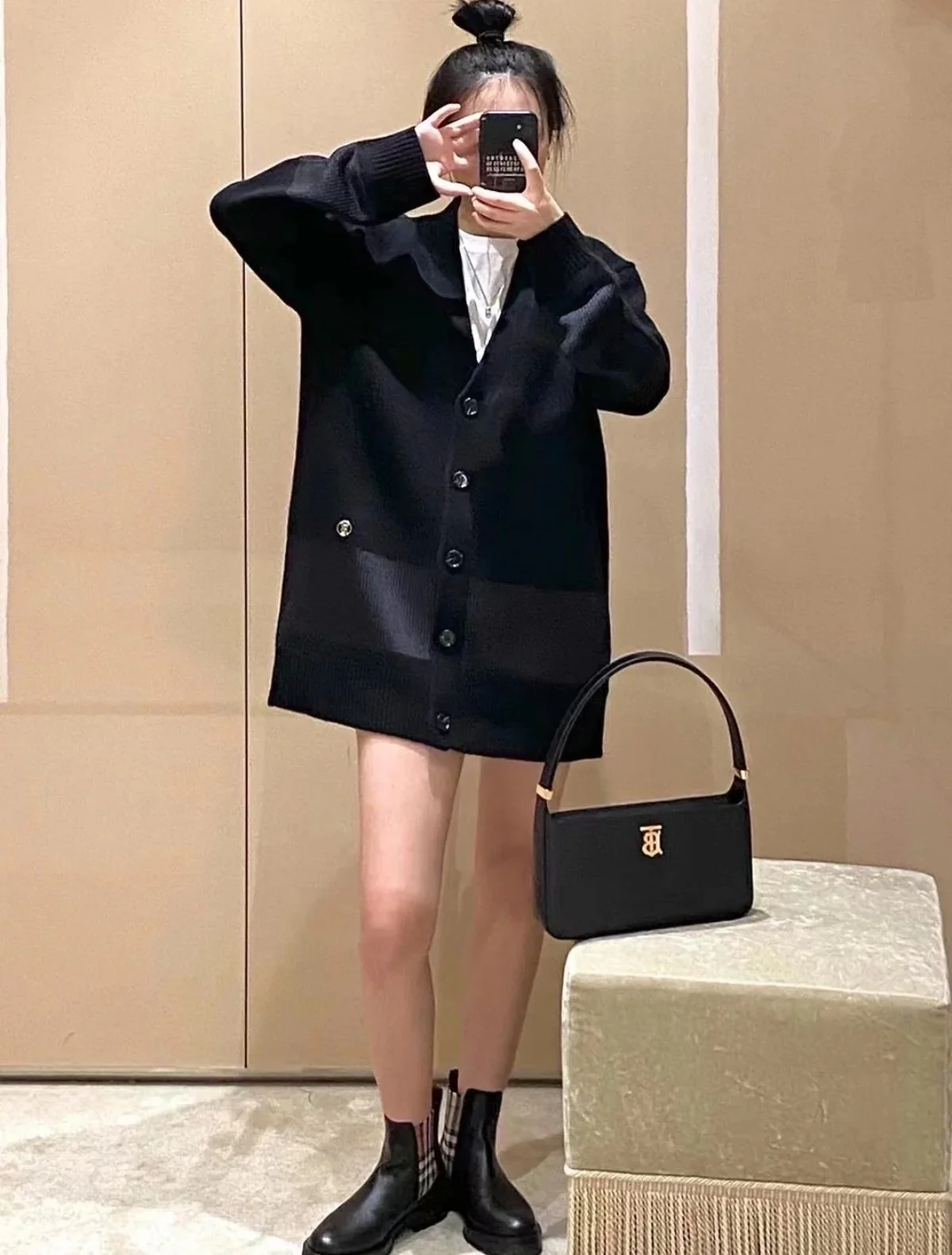 Новая сумка Burberry TB через плечо — черная — на фото.