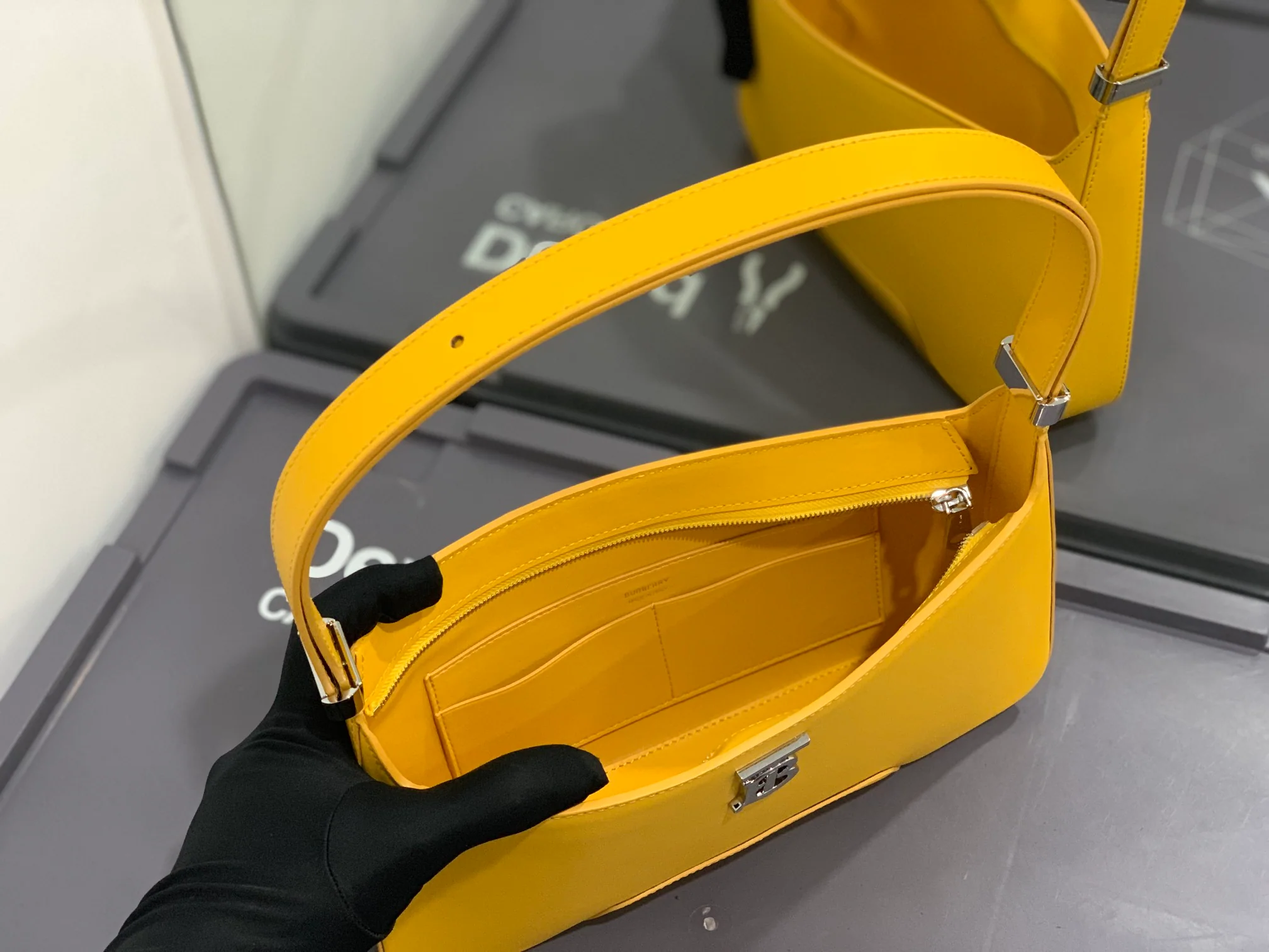 Новая сумка через плечо Burberry TB — желтая.