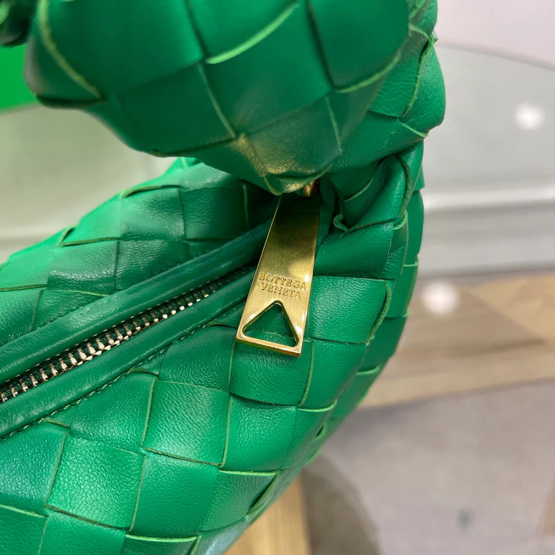 Круглая плетеная сумка-хобо BV Jodie с узлом - 27x22x3 см - 1 шт.