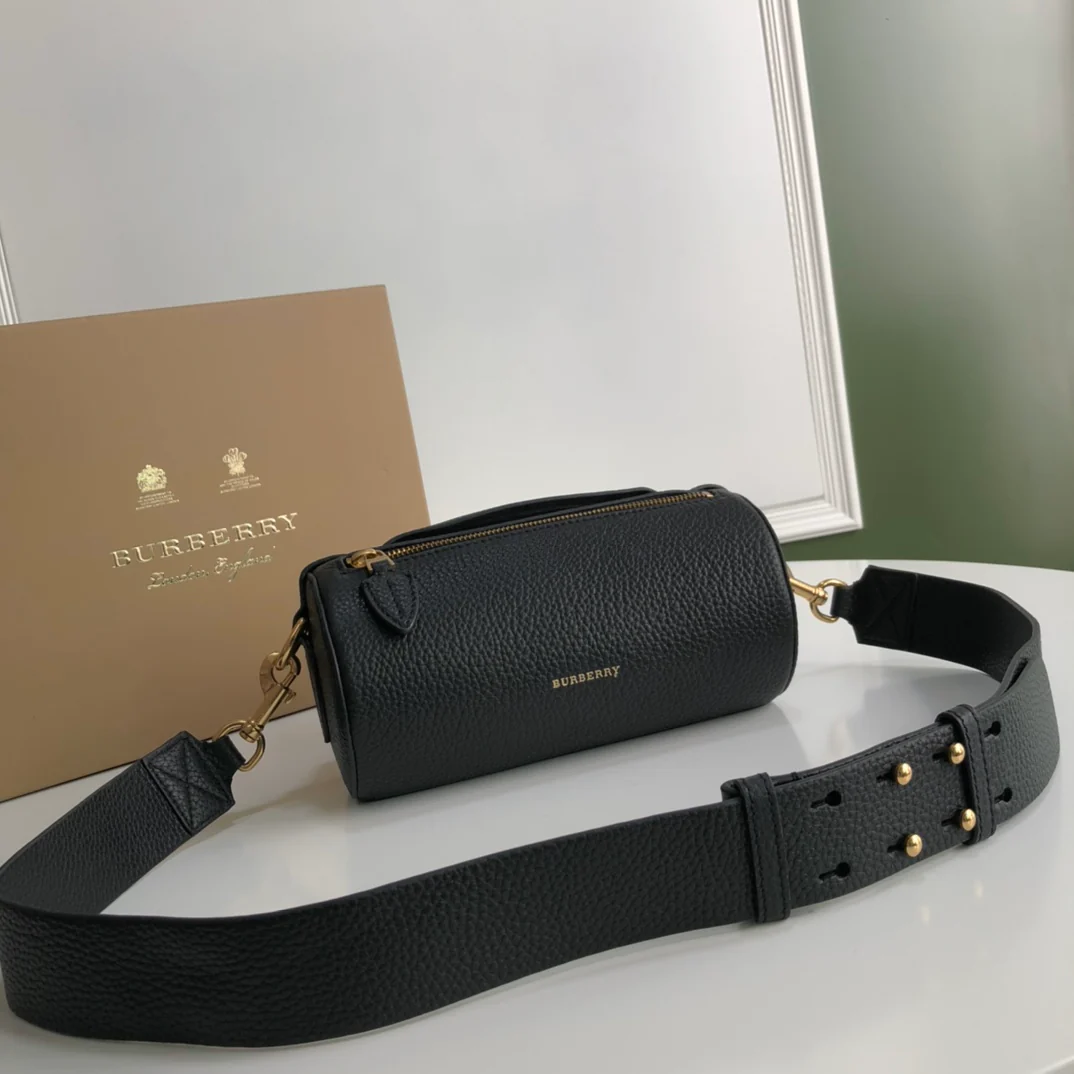 Новинка 2022 года от Burberry - Цилиндрическая сумка из телячьей кожи.