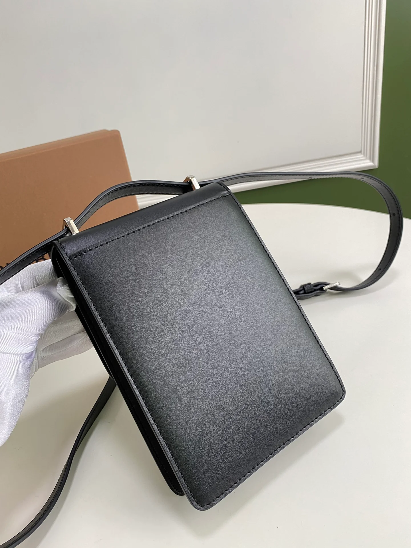 Чехол для телефона Burberry Robin — черный с серебристой фурнитурой.