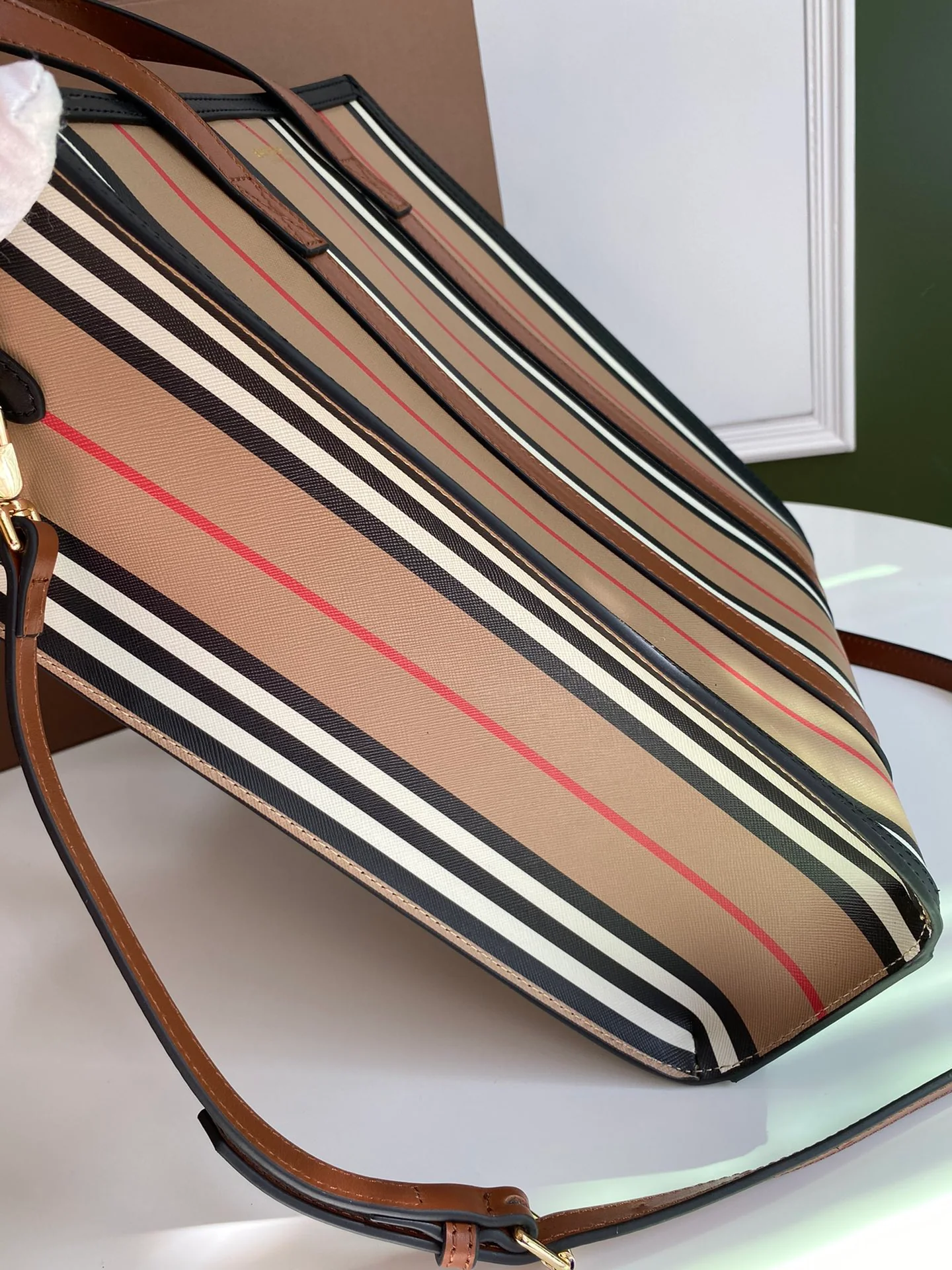 Burberry - Новейшая итальянская сумка-тоут