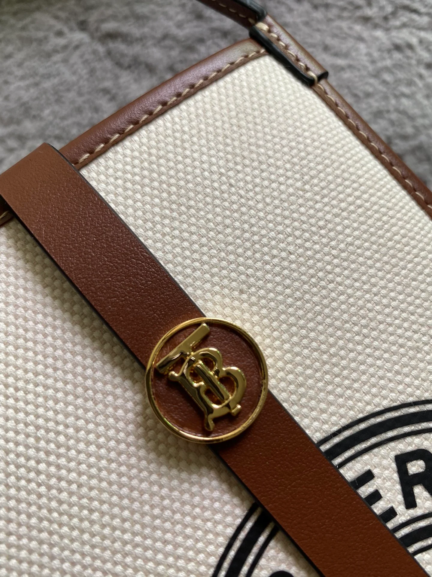 Сумка для телефона Burberry с буквами из холста