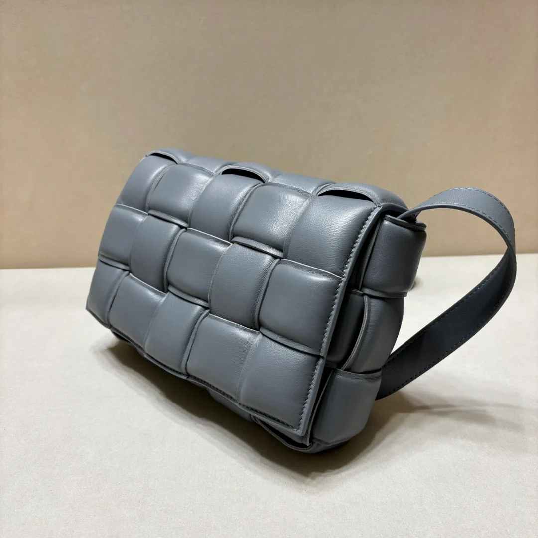 Двусторонняя плетеная сумка через плечо BV - сине-серая