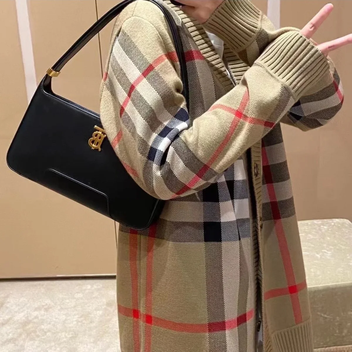 Новая сумка Burberry TB через плечо — черная — на фото.