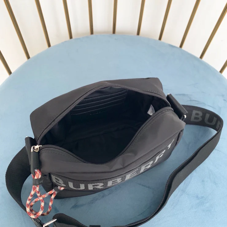 Изысканная сумка через плечо из последней коллекции Burberry TB 2022 года.