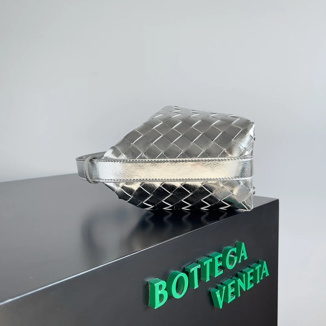 Сумка-бенто BV-Nappa из овечьей кожи - серебристая