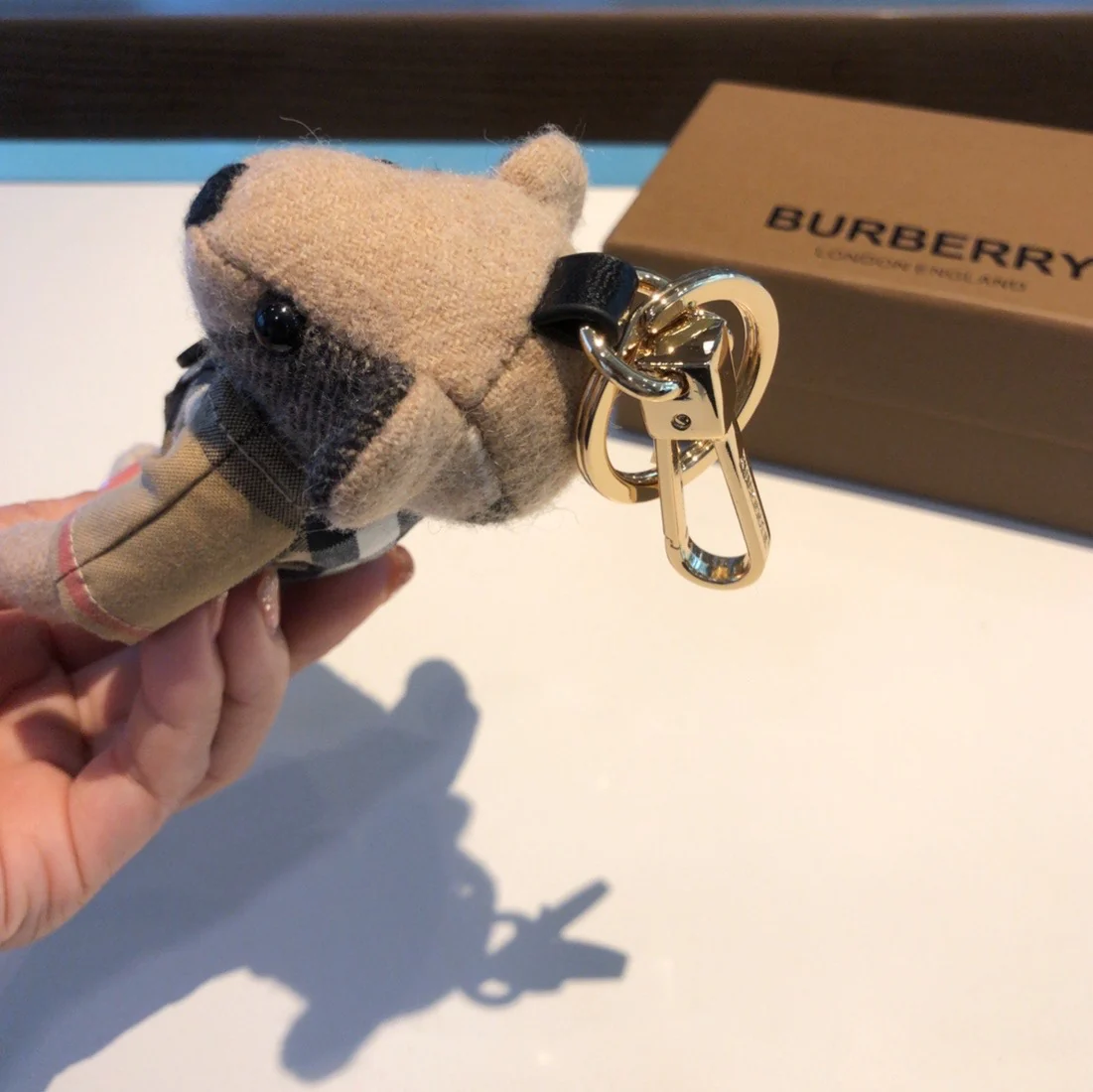 Классический клетчатый топ Burberry с подвеской в ??виде медведя