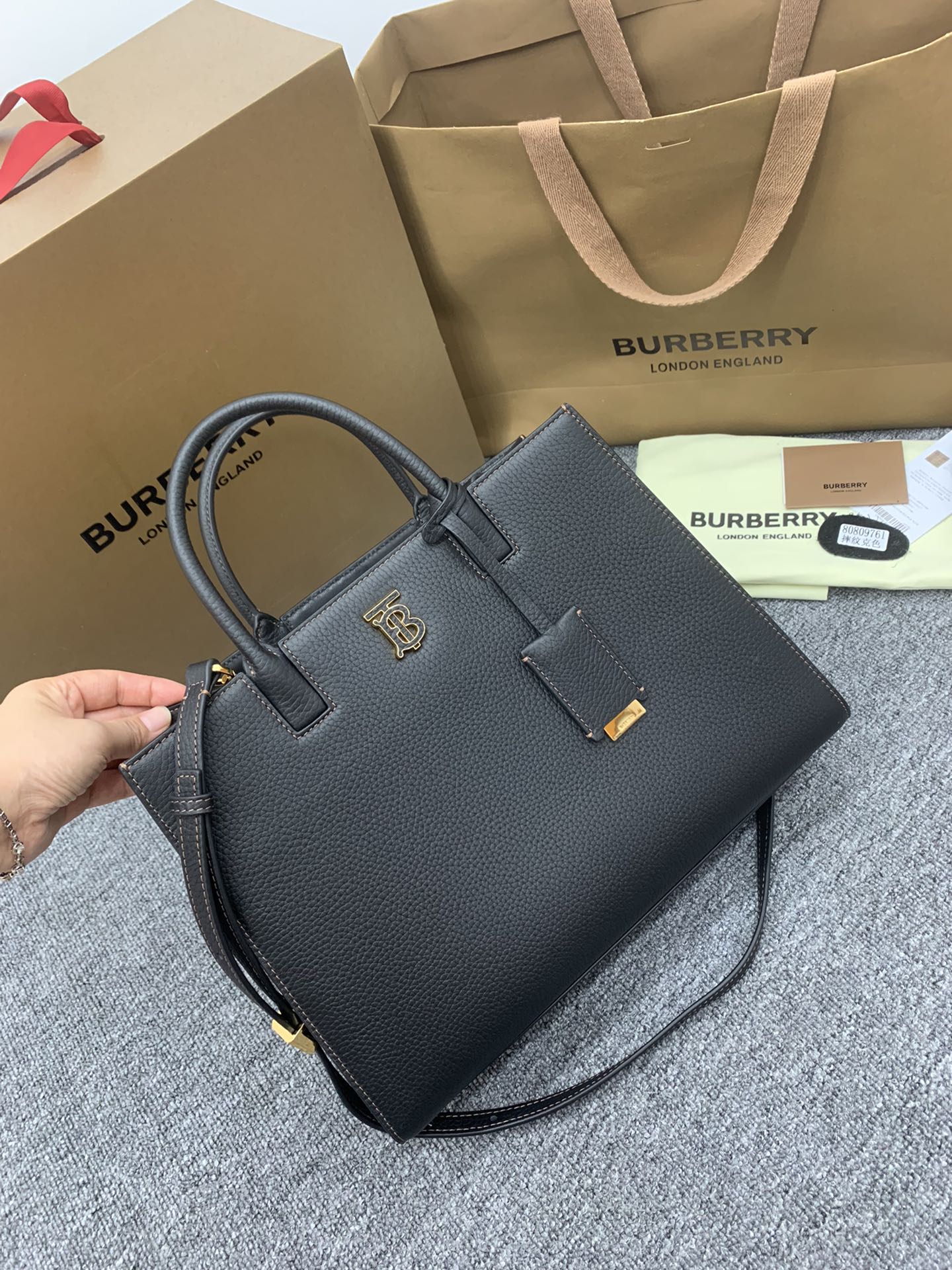 Сумка-тоут Burberry Frances из зернистой кожи - черная - 32 см