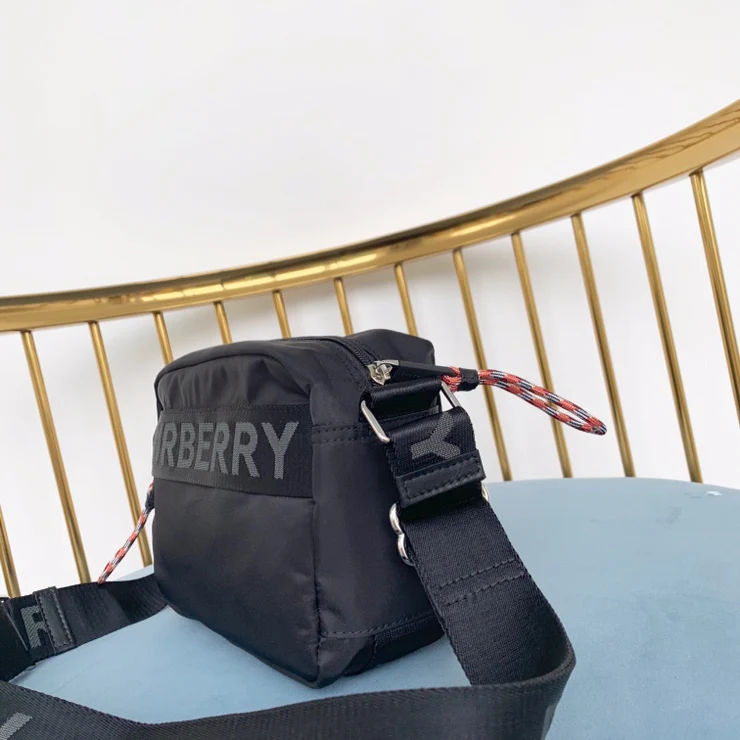 Изысканная сумка через плечо из последней коллекции Burberry TB 2022 года.