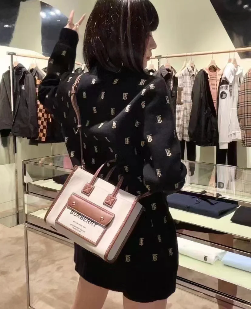 Сумка Burberry Freya — коричневая — изображение человека, который её носит.