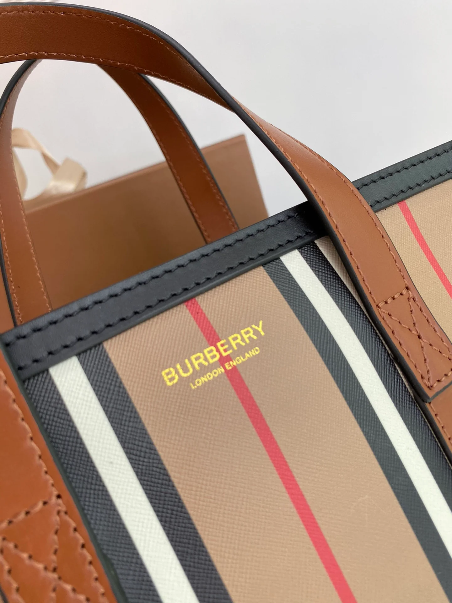 Burberry - Новейшая итальянская сумка-тоут