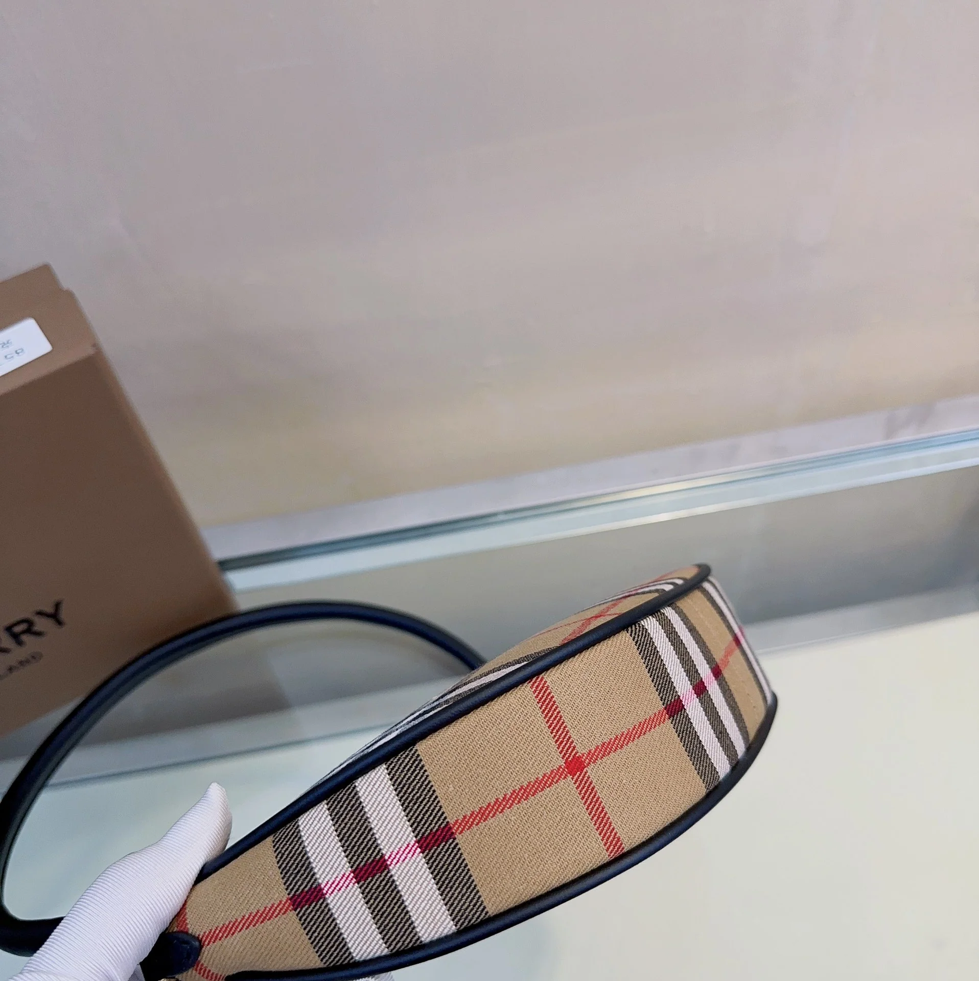 Сумка-клатч Burberry Olympia Pouch под мышкой