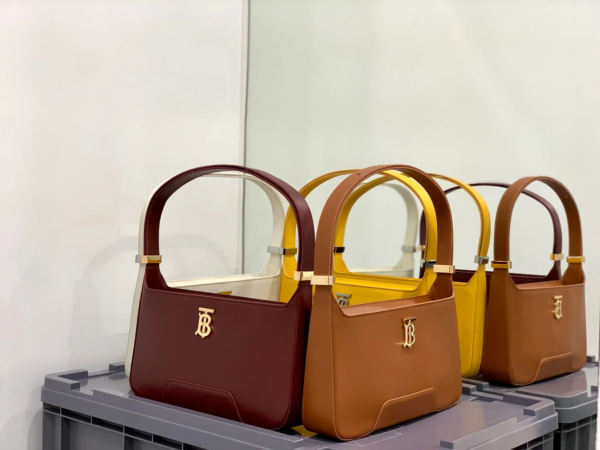 Новинка от Burberry - сумка через плечо TB - изображение из коллекции