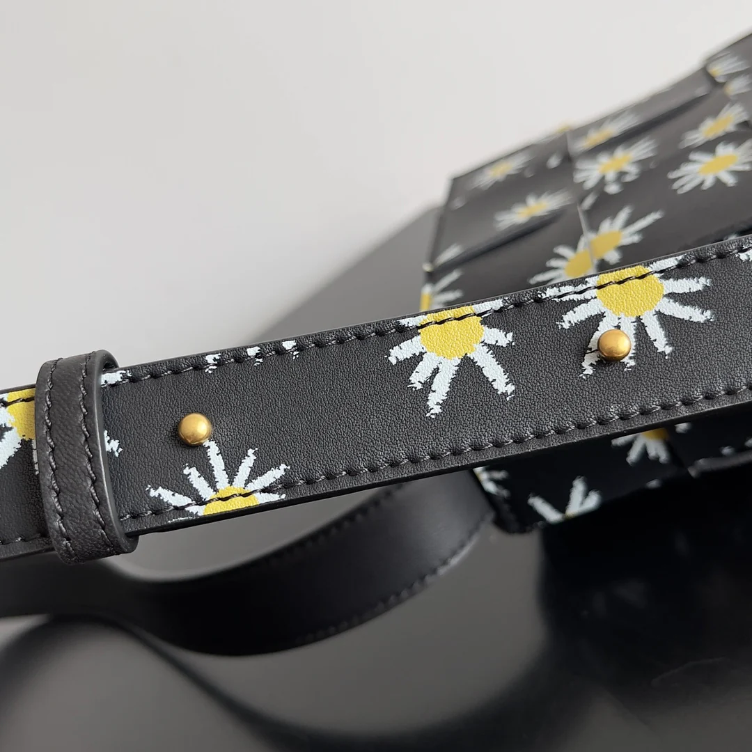 Сумка через плечо Daisy с 15 отделениями и кассетным проигрывателем BV