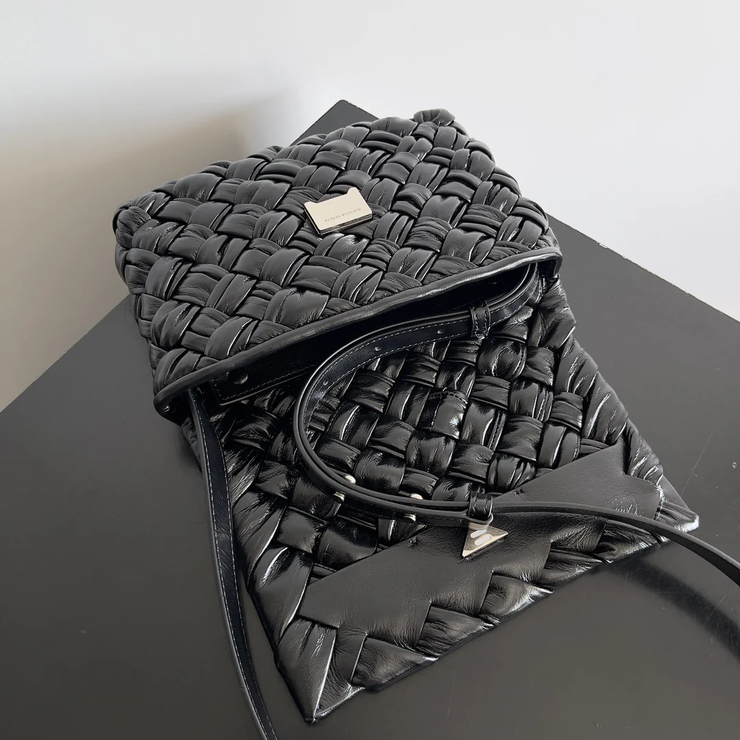 Сумка-мессенджер BV Rumpple через плечо - лакированная кожа, черная