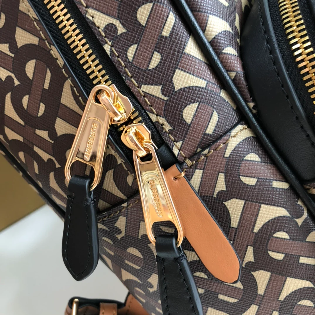 Burberry - Новый рюкзак с надписями по всей поверхности