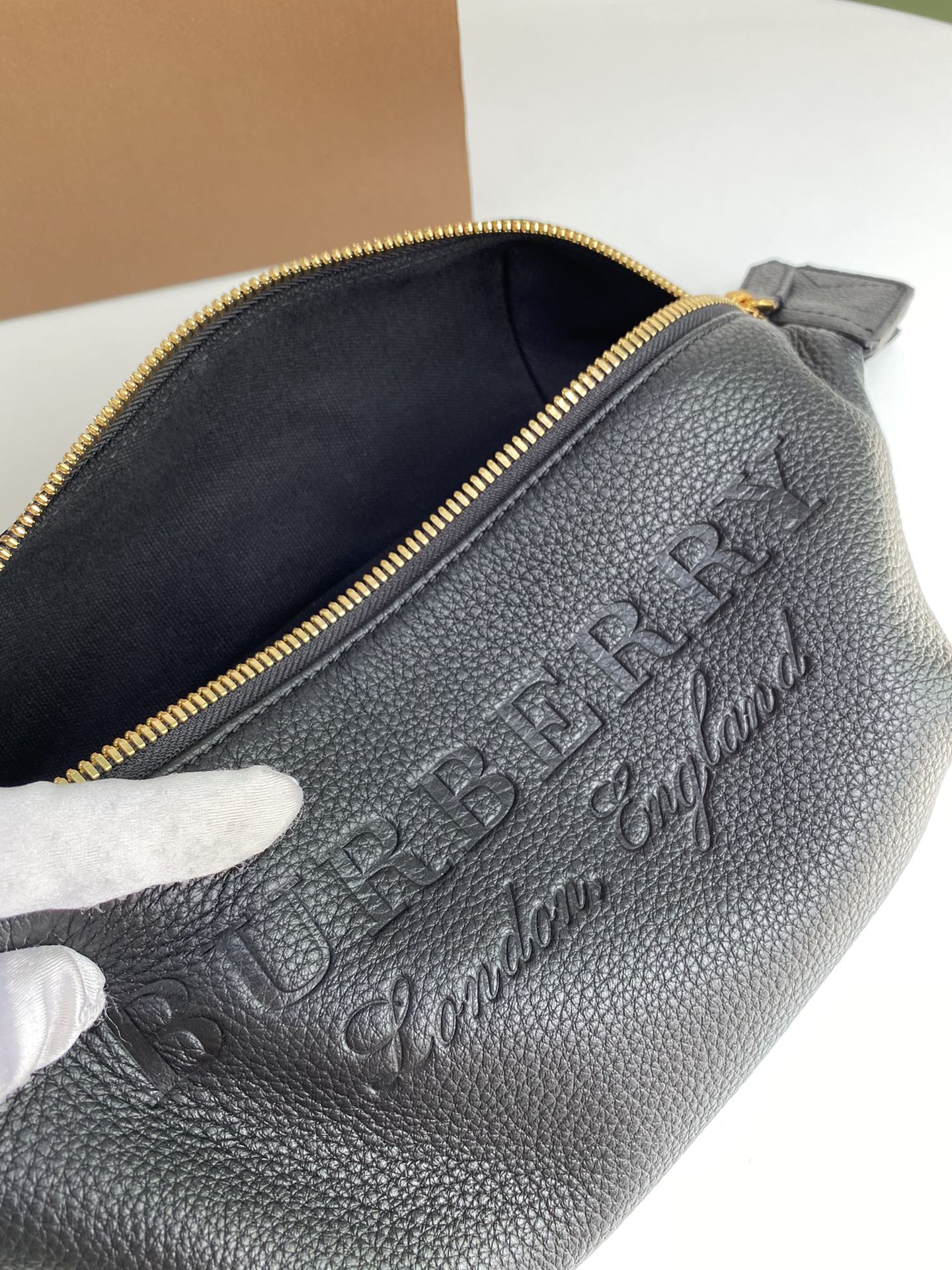 Кожаная поясная сумка Burberry Graffiti