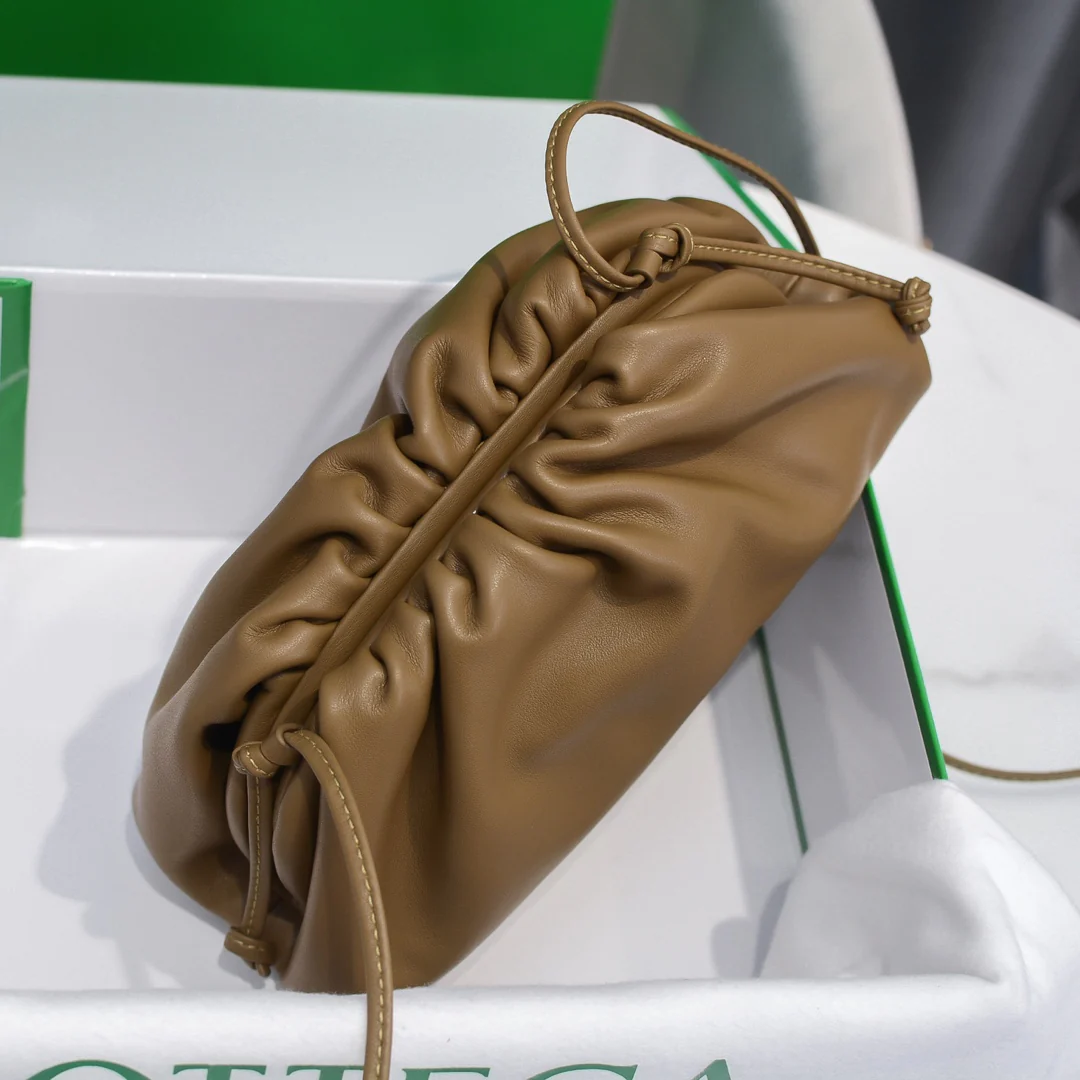 Серия сумок BV-pouch - Сумка Cloud - Телячья кожа - 23x13x8 см