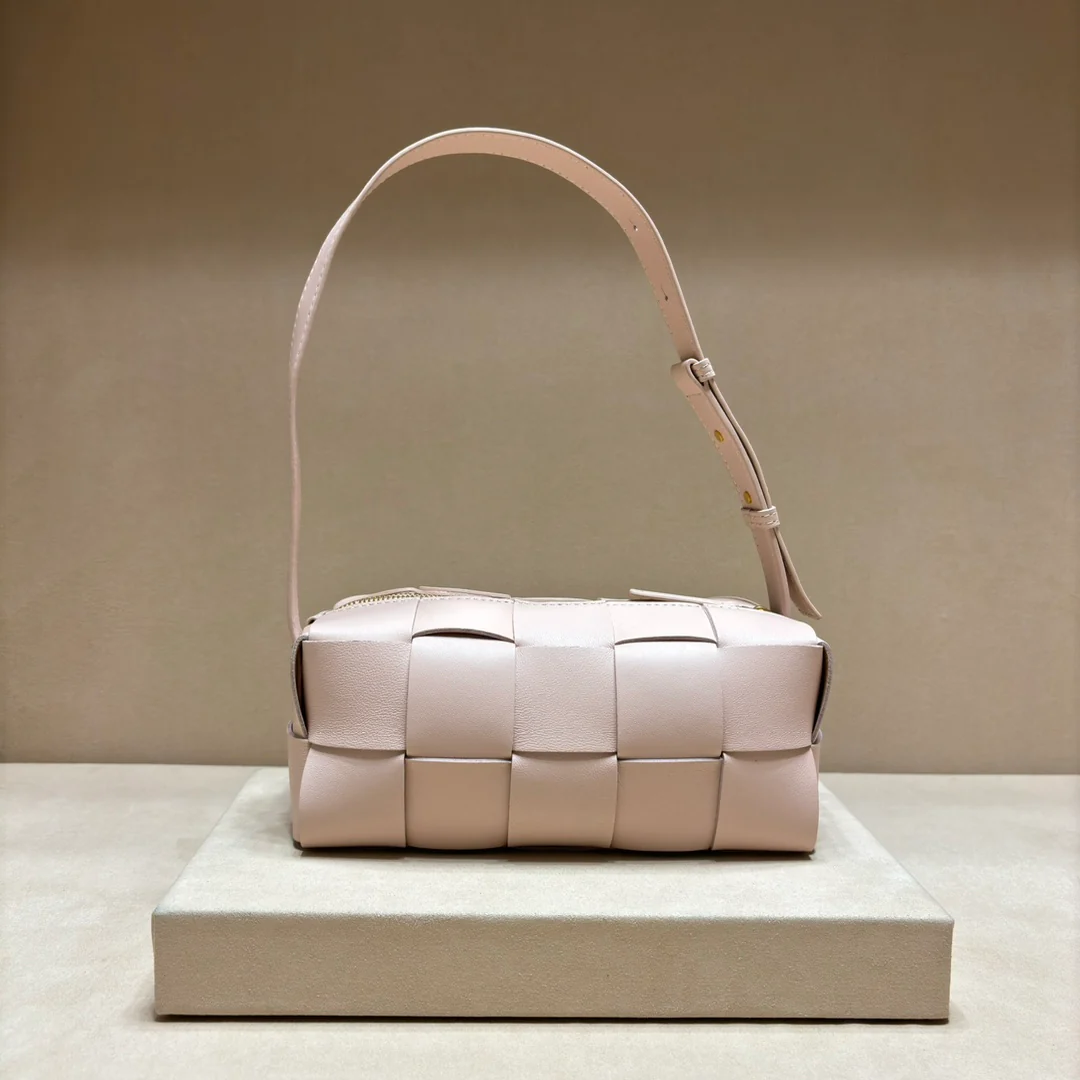 Большая плетеная сумка через плечо BV Brick Cassette в клетку - розовая.