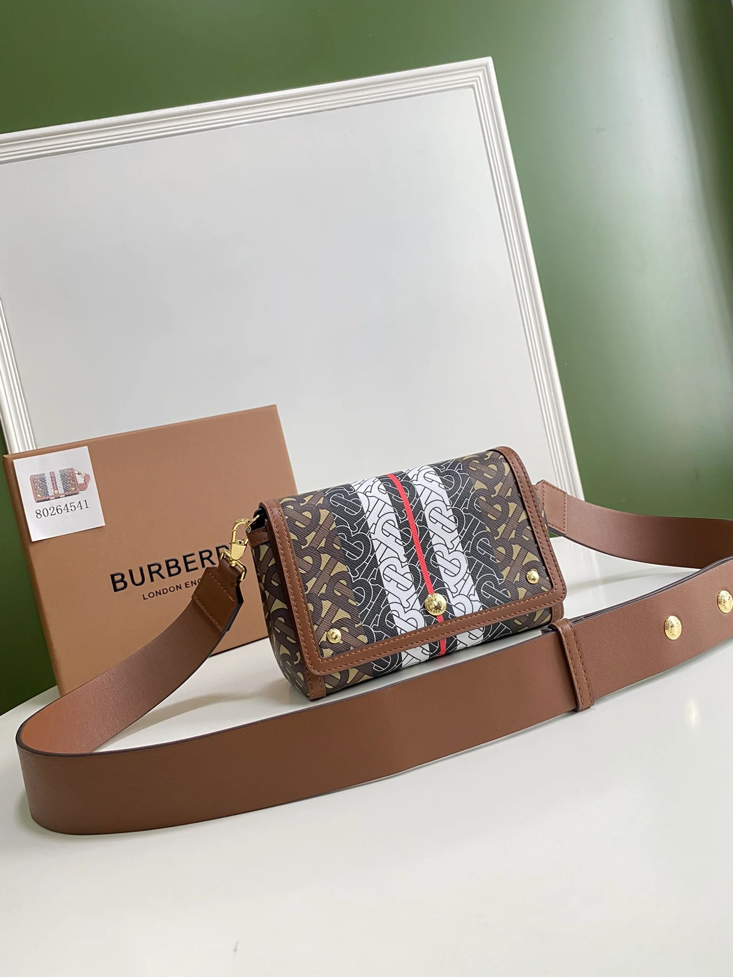 Новейшая сумка через плечо от Burberry 2020 года.