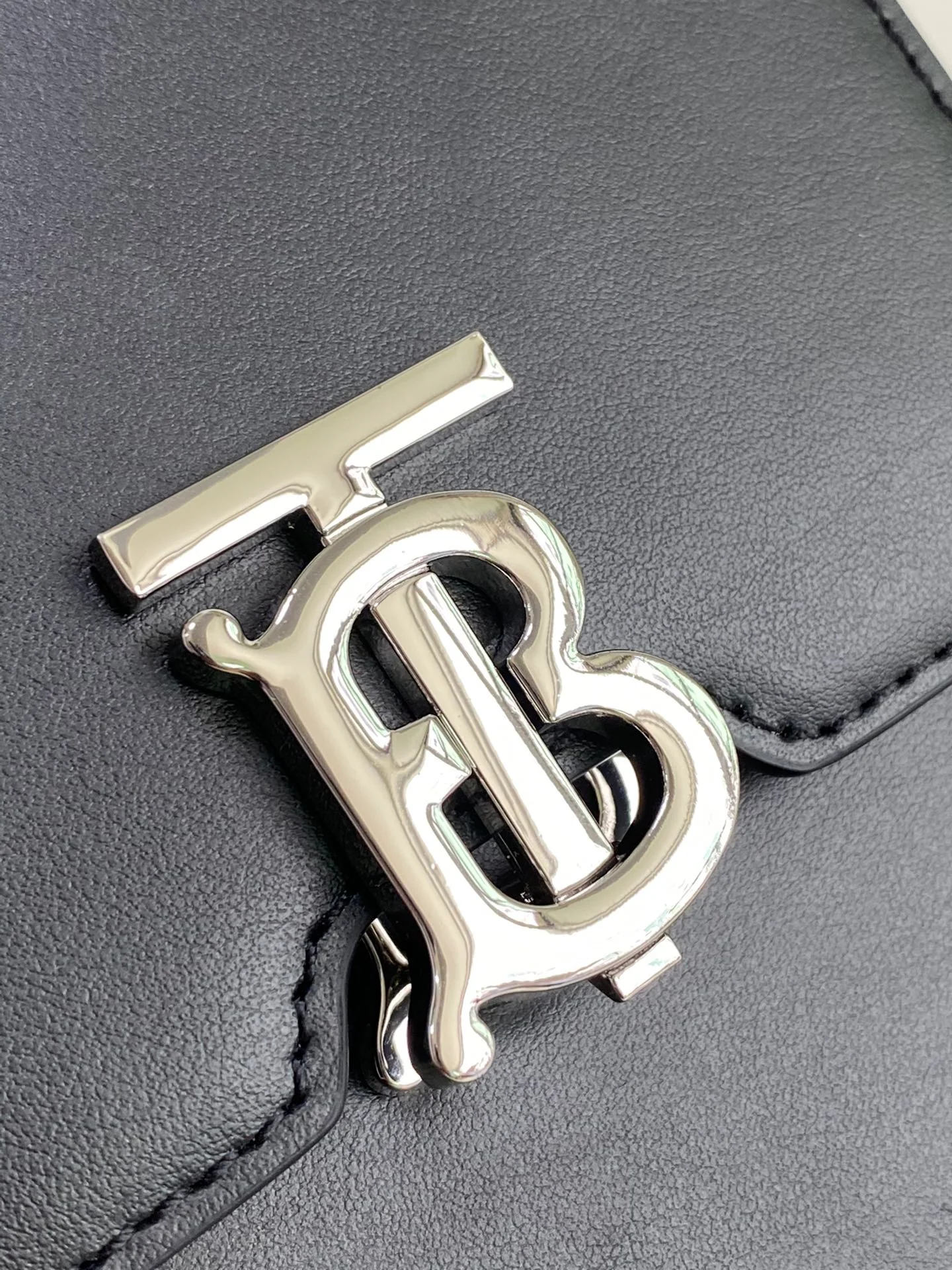 Чехол для телефона Burberry Robin — черный с серебристой фурнитурой.