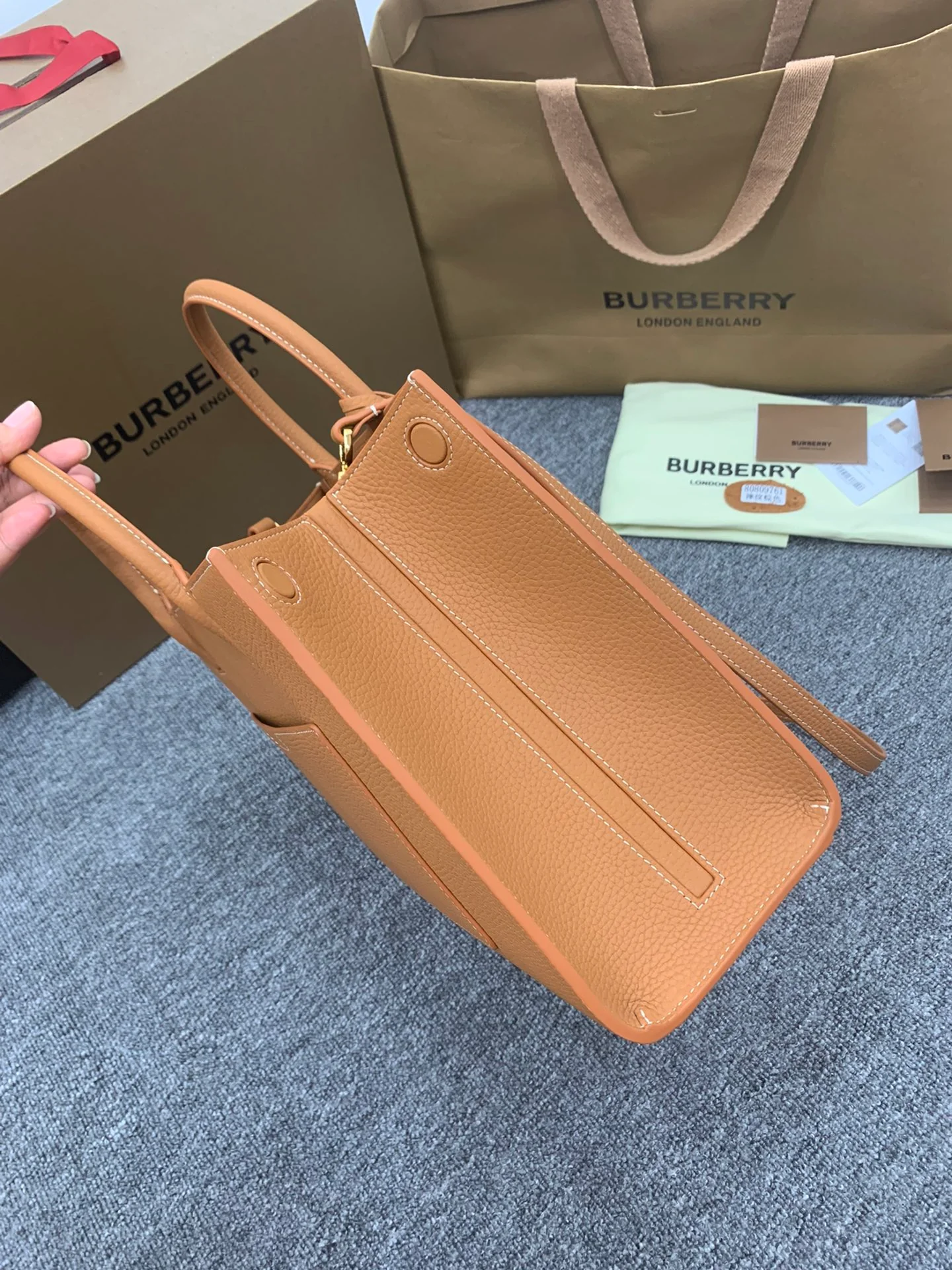 Сумка-тоут Burberry Frances из зернистой кожи, коричневая, 32 см.