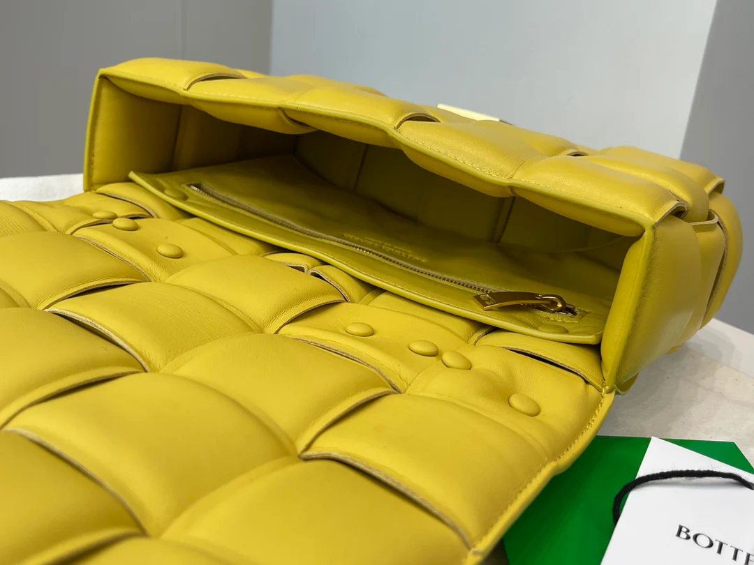 Квадратная сумка BV с цепочкой для кассет, из овечьей кожи, размер 27х10х18 см.