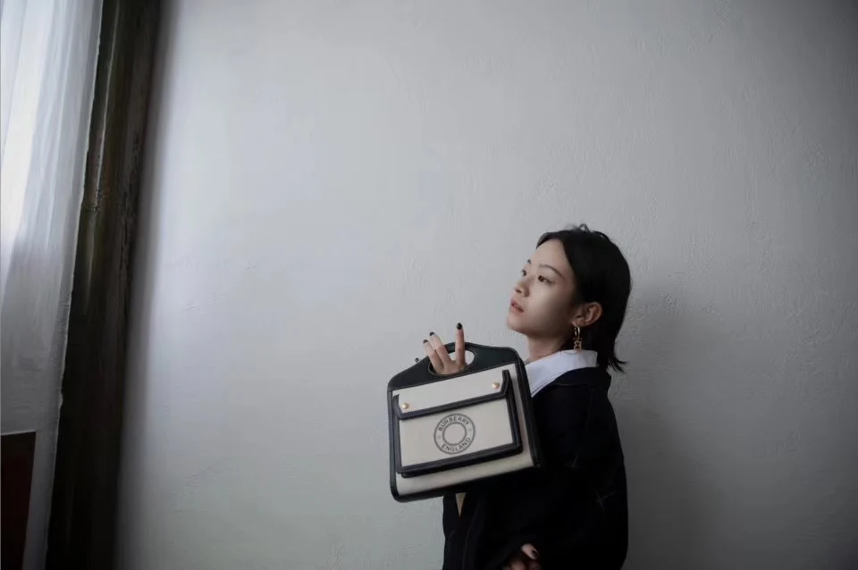 Холщовая сумка-тоут Burberry — черная — на фото в одежде.