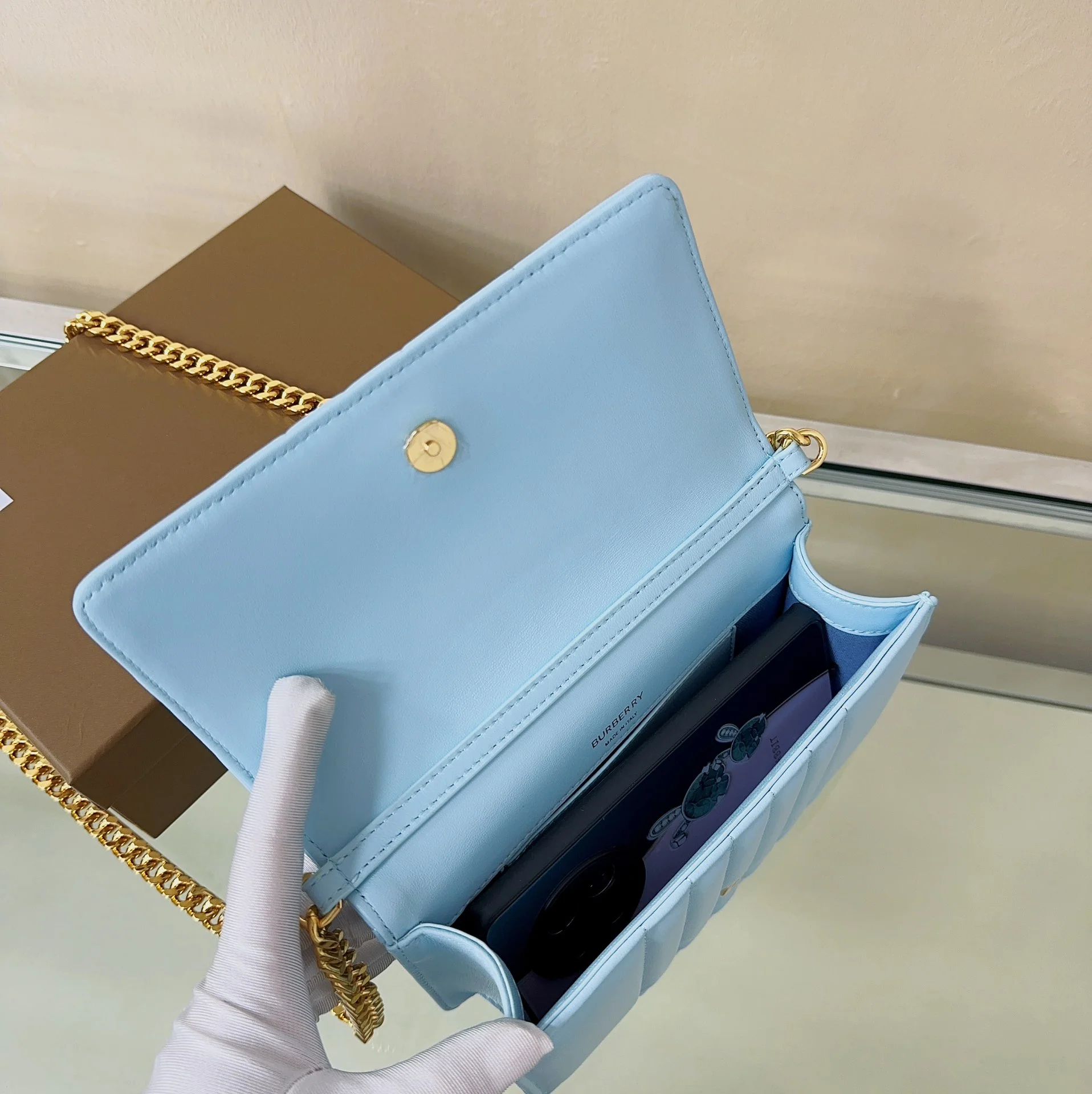 Сумка через плечо Burberry Lola из овечьей кожи - светло-голубая