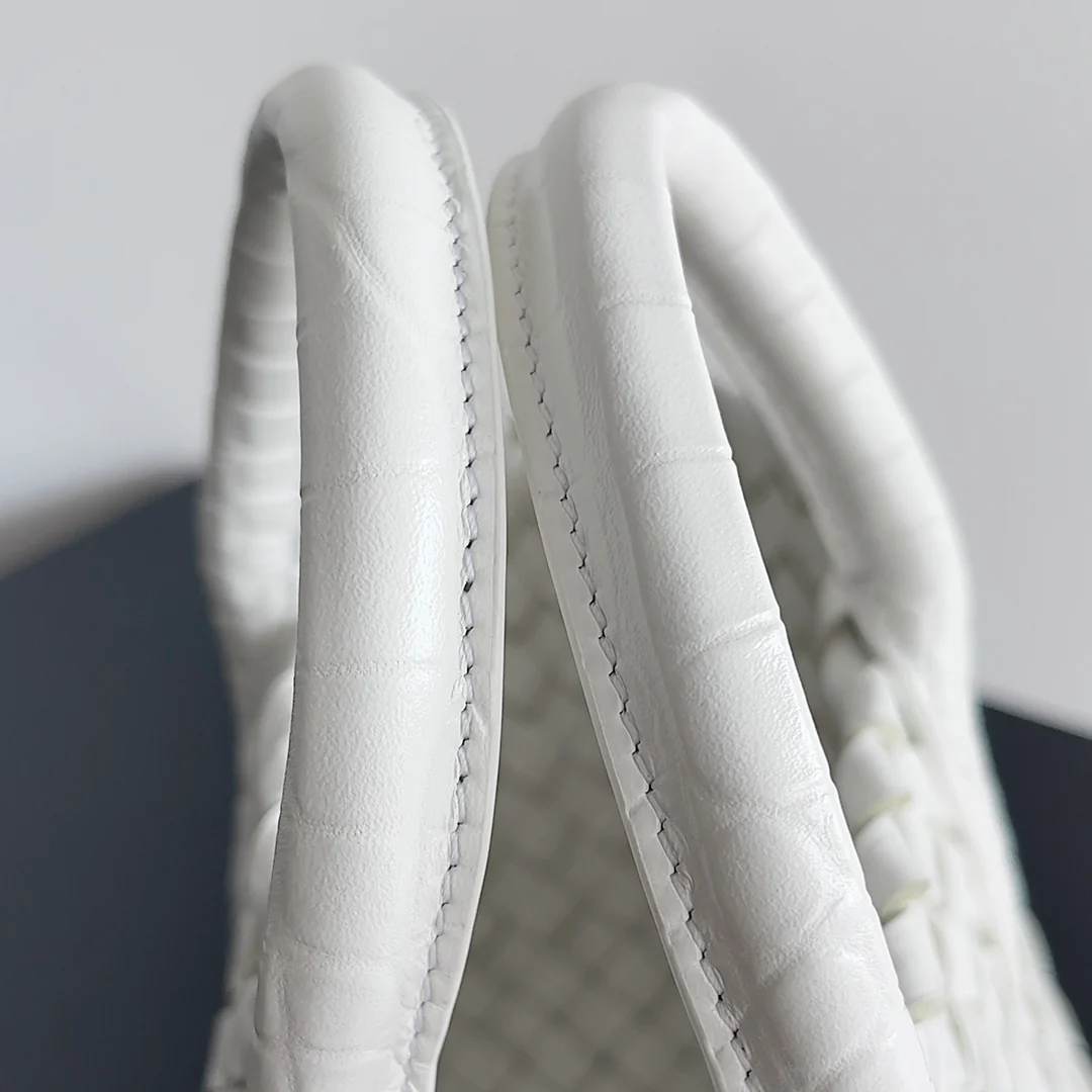 Мини-корзинка для овощей BV Mini Cabat с рисунком под крокодиловую кожу - белая.