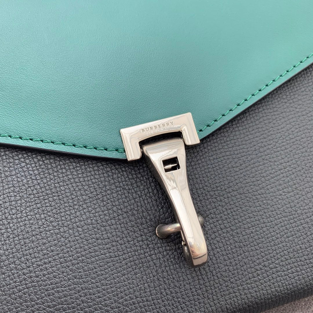 Новинка 2022 года от Burberry - Сумка через плечо с дизайном в стиле колор-блок.