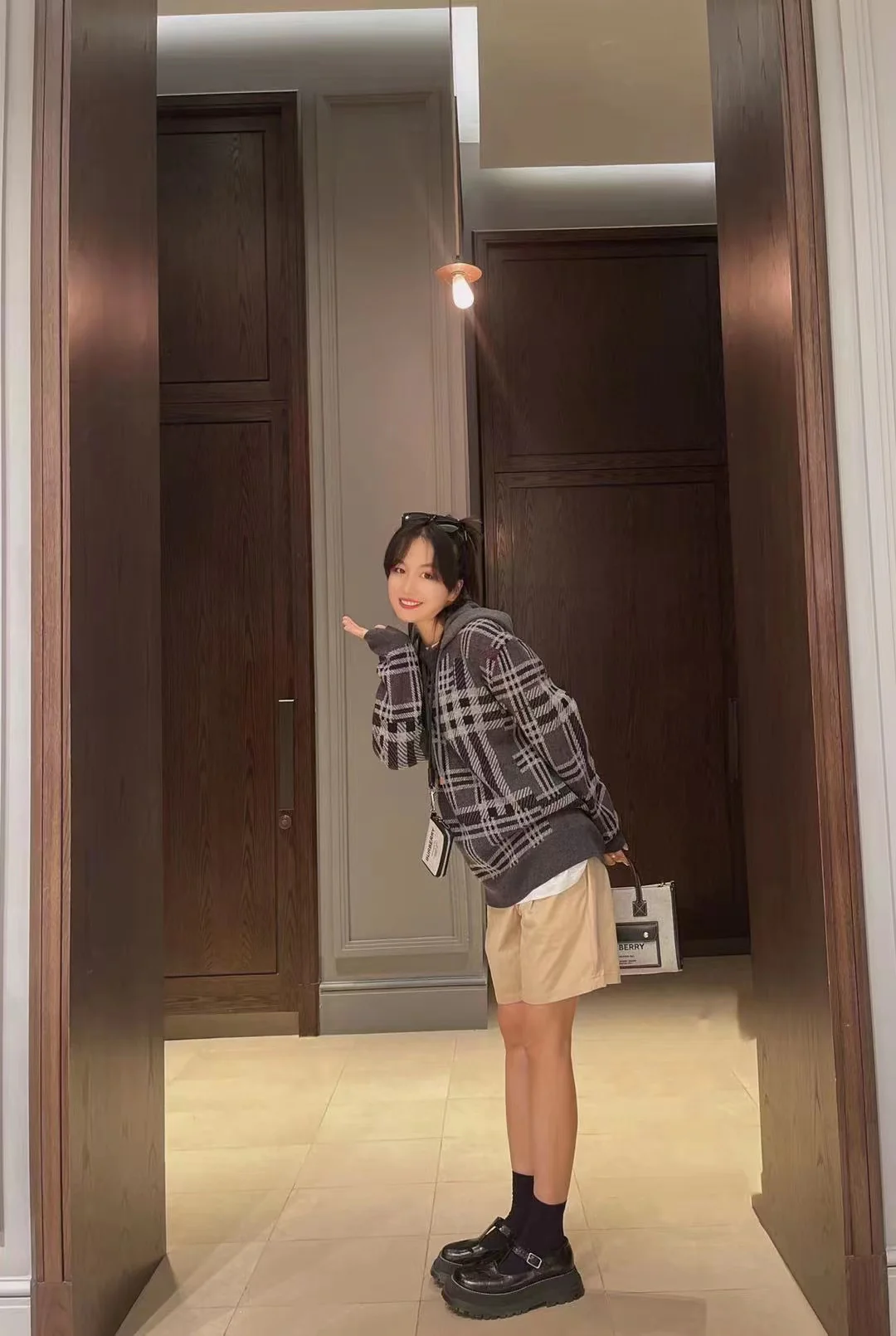 Сумка Burberry Freya — черная — маленькая — фотографии, демонстрирующие ее ношение.