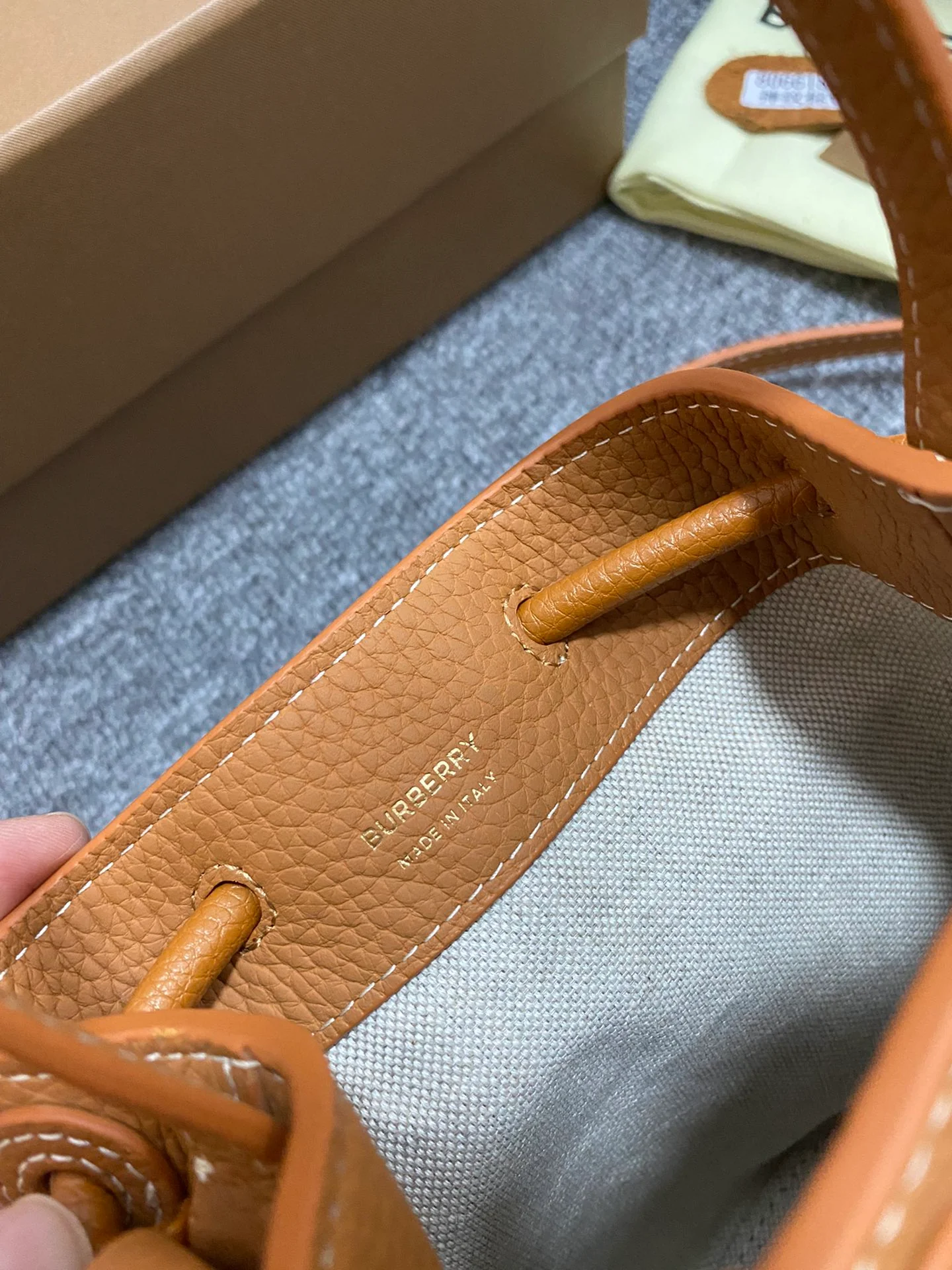 Сумка-ведро Burberry из зернистой кожи, маленькая, коричневая.