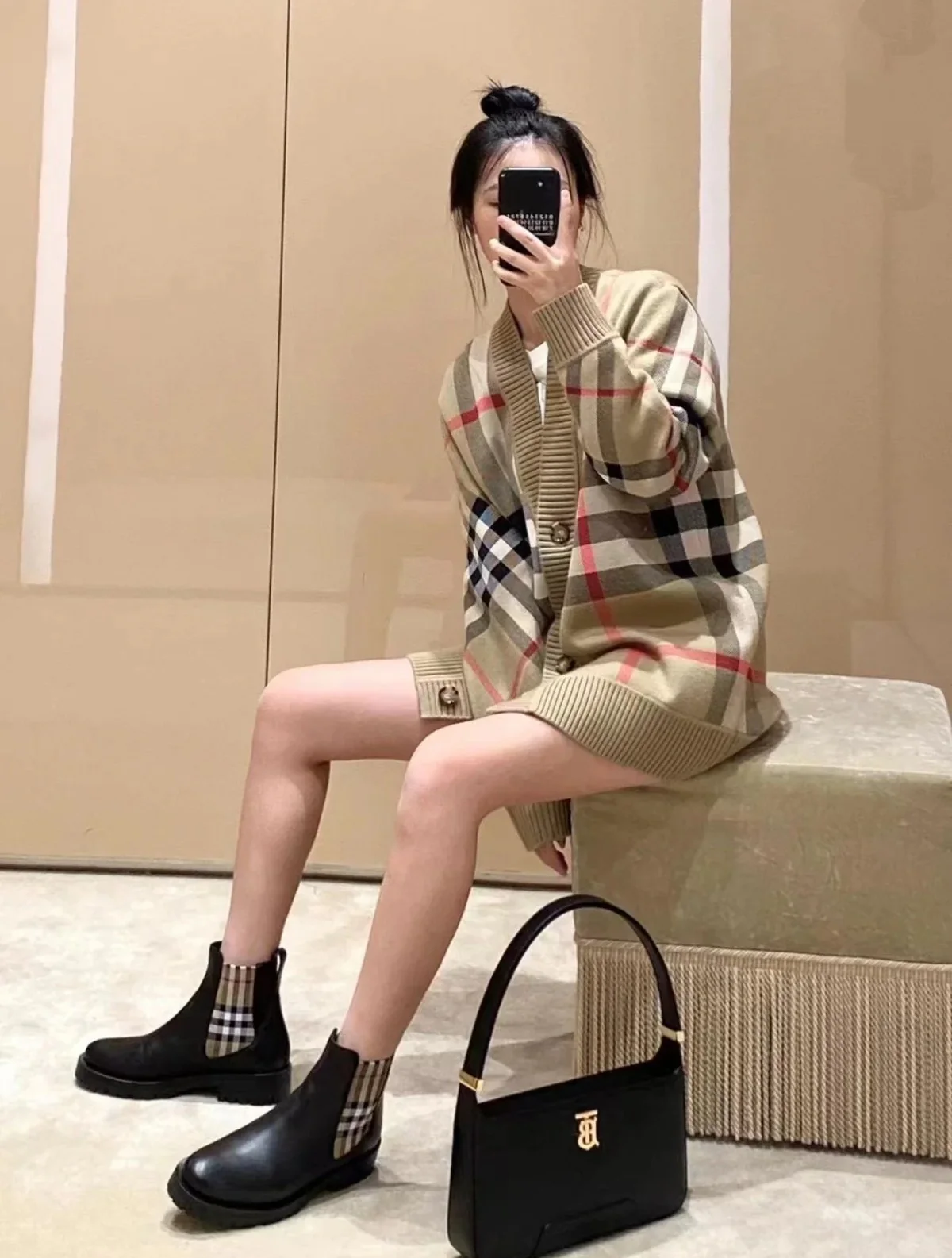 Новая сумка Burberry TB через плечо — черная — на фото.