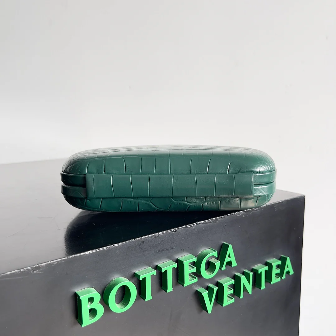 Вечерняя сумочка BV с рисунком под крокодиловую кожу - зеленая