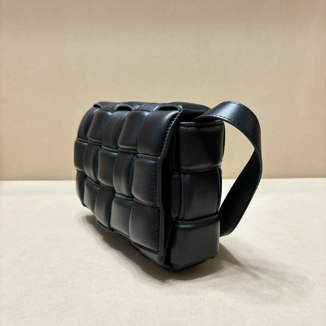 Двусторонняя плетеная сумка через плечо BV - черная