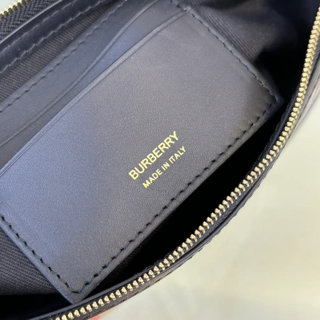 Сумка-клатч Burberry Olympia Pouch под мышкой