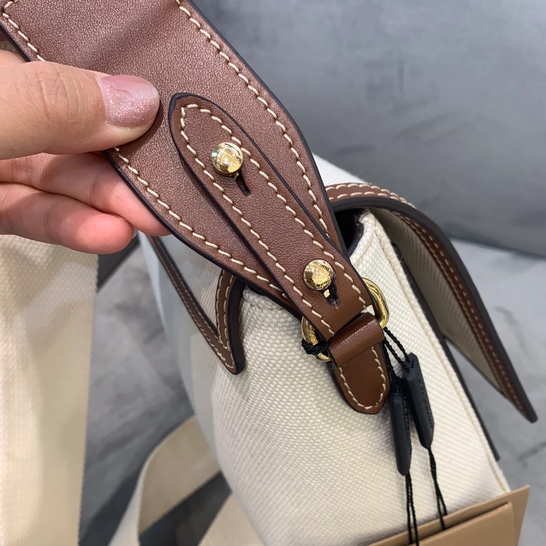 Сумка из канваса Burberry Early Spring New Note