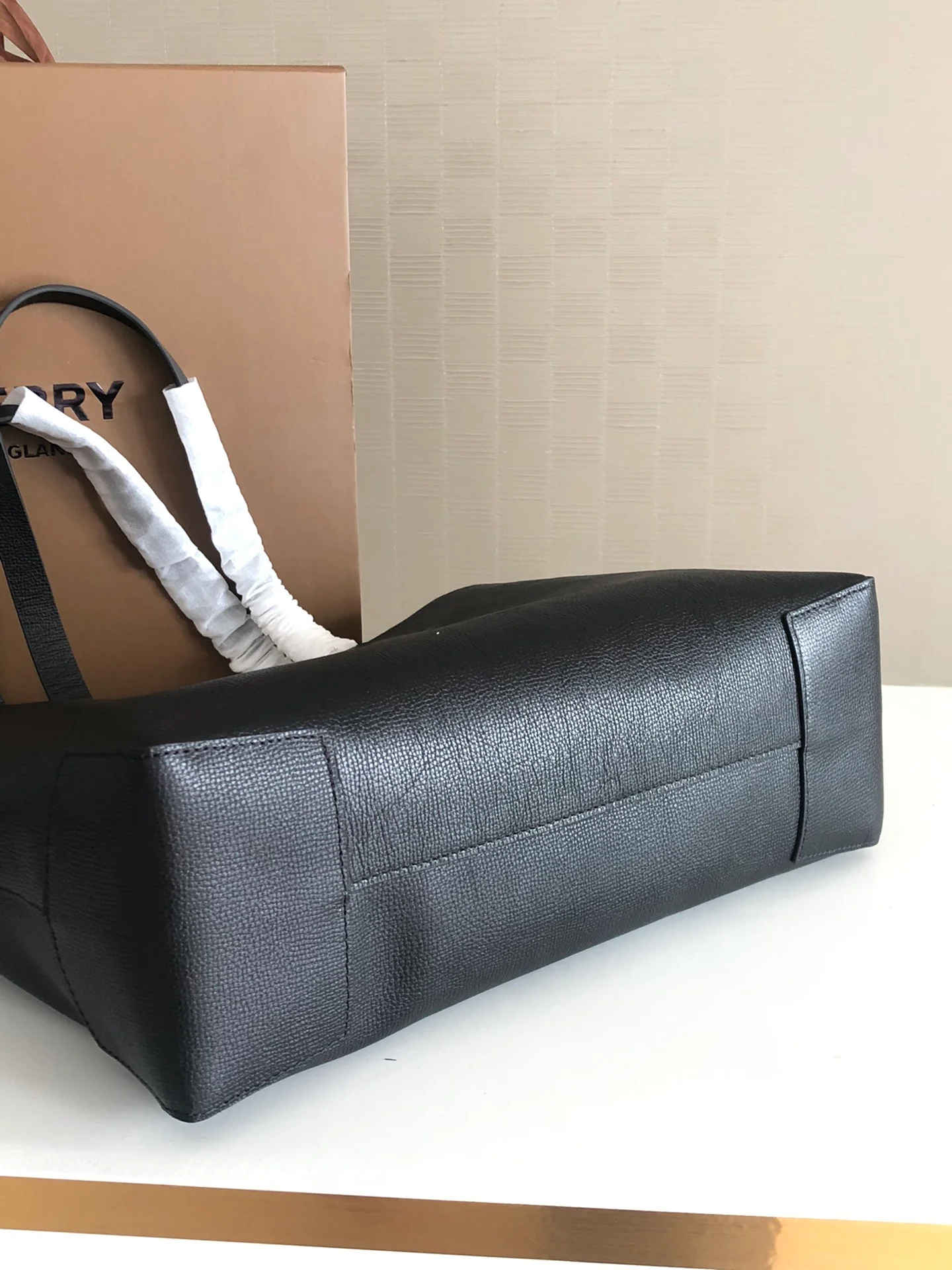 Burberry - Кожа с покрытием - Новейшая сумка-тоут - Черная